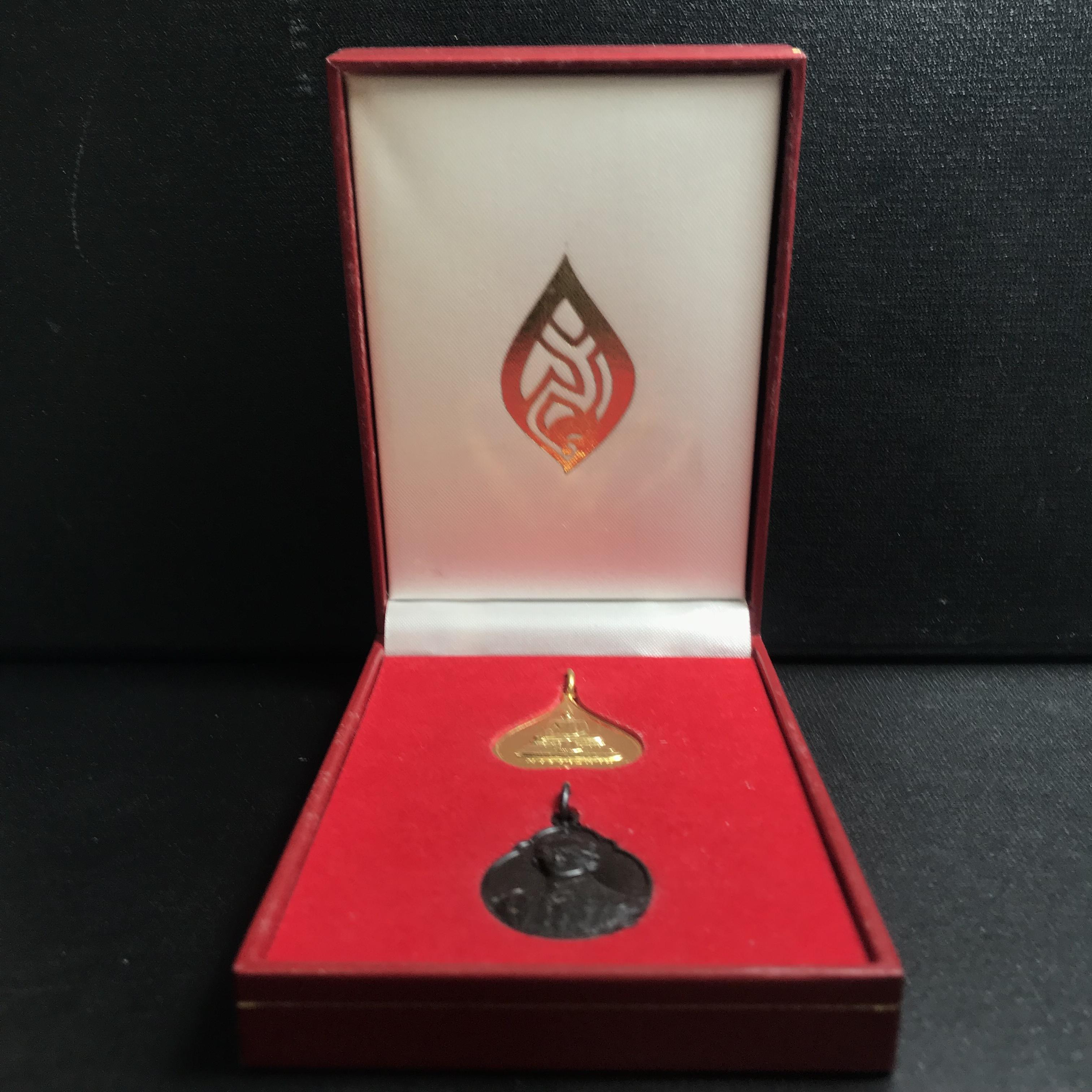 เหรียญพระราชทาน มูลนิธิ พอ.สว. ปี2541 (1ชุด มี 2 เหรียญ สภาพสวยมาก(กล่องเดิม))