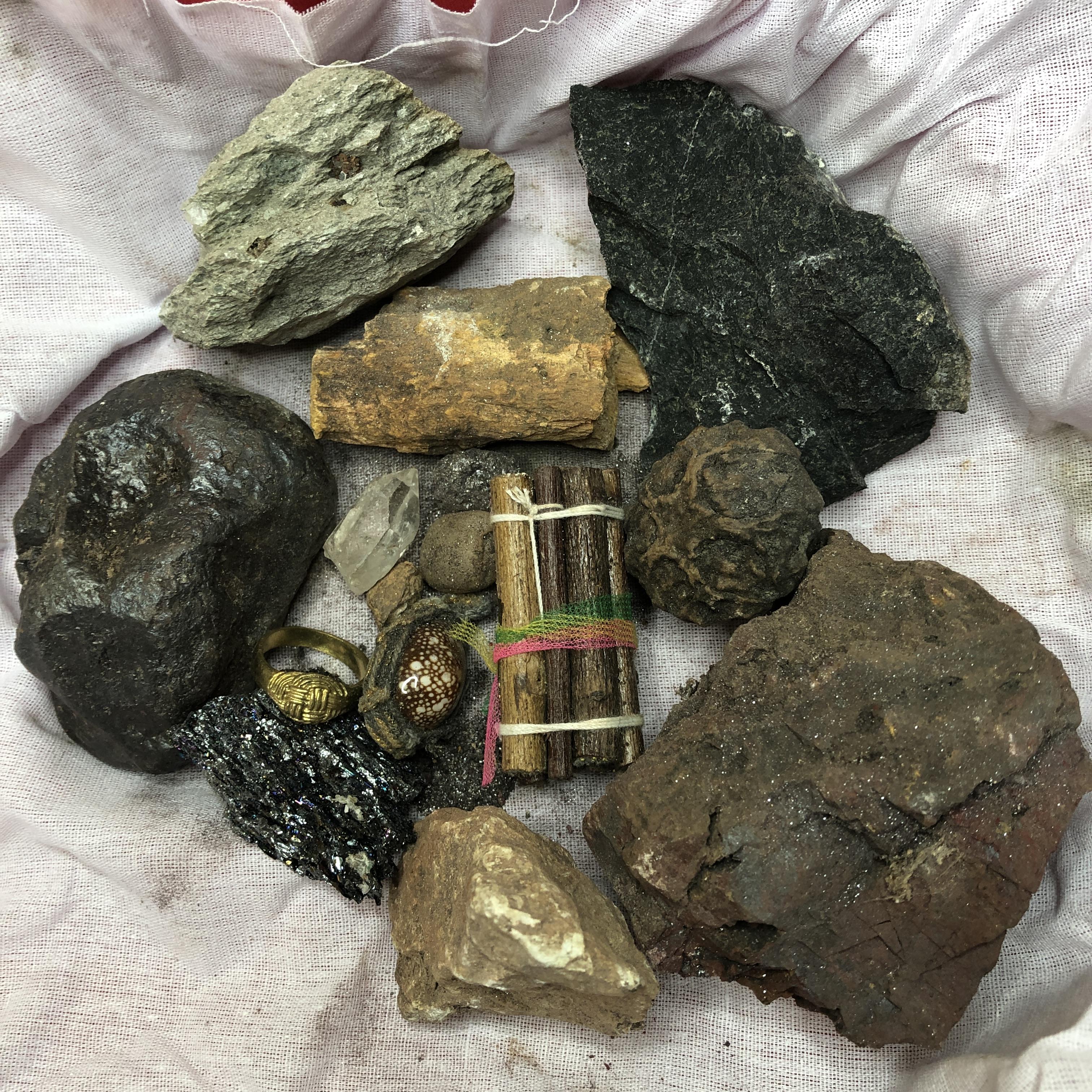 ของป้องกัน ชุดถุงแดงชุดใหญ่ ลงเสาเอก ลงเสาโท | อุปกรณ์ตั้งเสาเอก ชุดลงเสาเอกเสาโท ตั้งเสาเอก อุปกรณ์ลงเสาเอก ชุดยกเสาเอก สิริมงคล สวยงาม ครบชุด ยกเสาเอก ลงเสาเอก