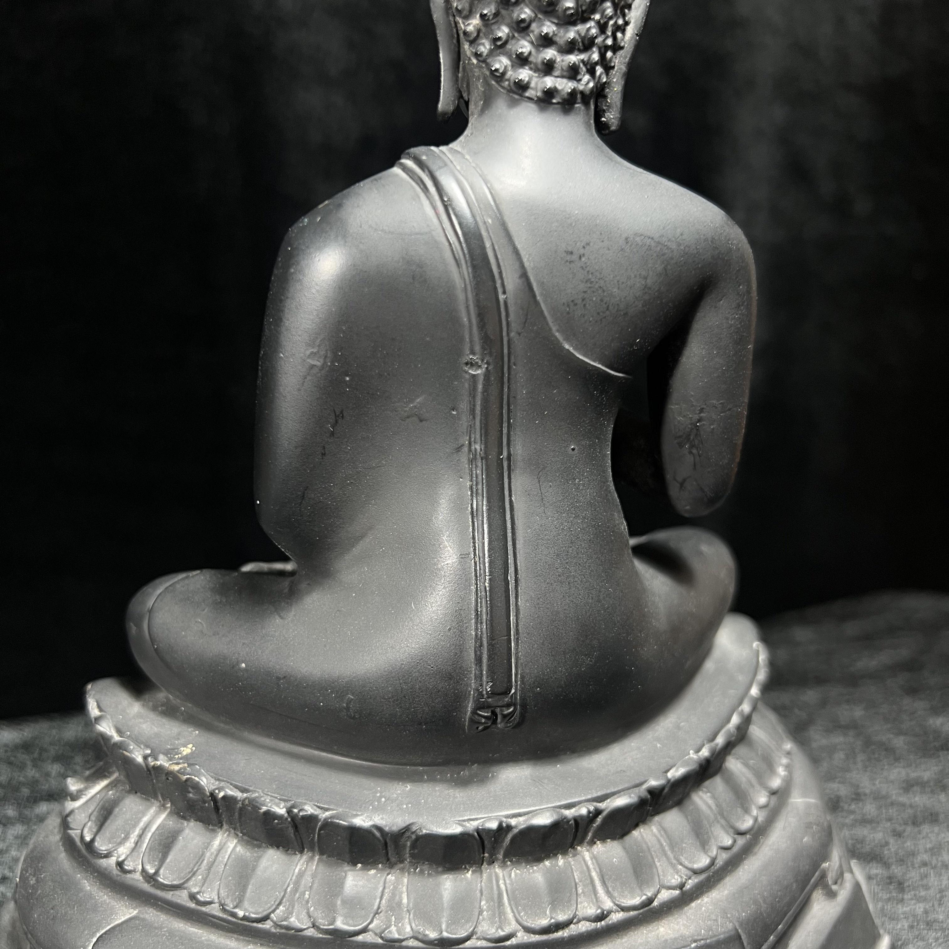 พระพุทธนรเทพศาสดา ทิพยนคราภิมงคลสถิต วัดไทยลอสแองเจลิส สหรัฐอเมริกา ฐาน ภปร. ปี 2522 หน้าตัก 5 นิ้ว เนื้อโลหะรมดำ (อีกหนึ่งพระพุทธ ชุด ภปร.ที่พบเจอและหายาก)ในหลวงรัชกาลที่ 9 เสด็จเททองหมายเลข 225(ผลรวมได้ 9 เลขมหามงคลเจริญก้าวหน้าในทุกด้าน) 1 ใน 2523 องค์