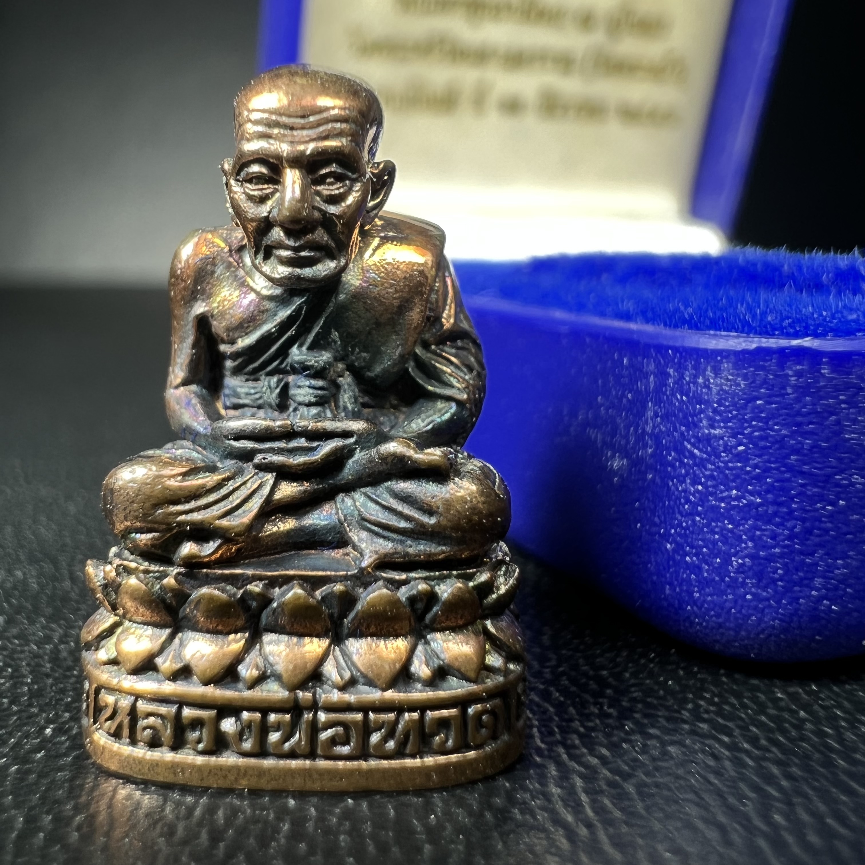 รูปเหมือนหล่อลอยองค์หลวงปู่ทวด รุ่น 111ปี กระทรวงกลาโหม เนื้อนวโลหะรมดำ-ปัดเงา ปี2540 พิธีใหญ่ สภาพสวย เข้มขลัง นิยม พร้อมกล่องบรรจุเดิม