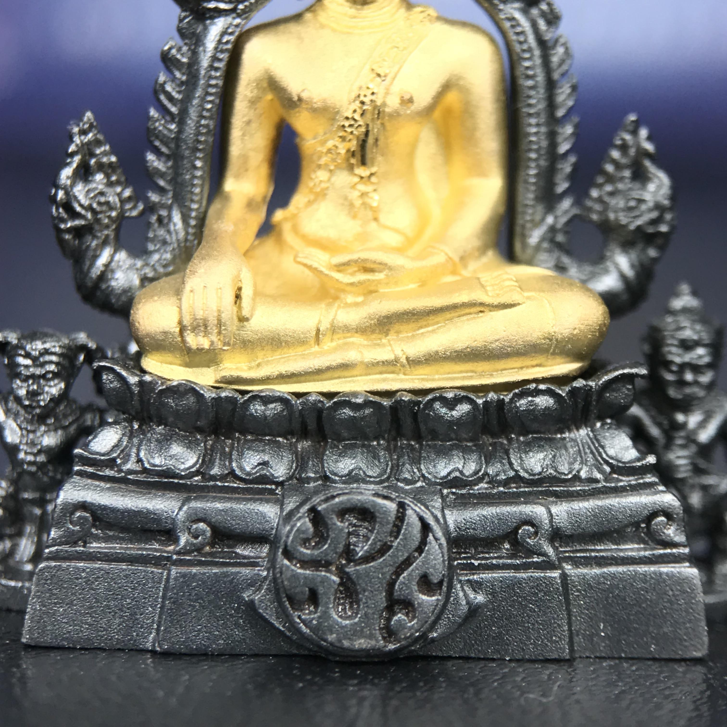 พระพุทธชินราช ภปร. โครงการ เพราะแผ่นดินนี้คือแผ่นดินเกิด เนื้อเงินชุบทองคำซุ้มรมดำ ปี2551 ขนาดหน้าตัก1/2นิ้ว(3.5*2.5 ซม.)ประกอบพิธี ณ พระอุโบสถ วัดพระศรีรัตนศาสดาราม(วัดพระแก้ว)และพระวิหารวัดพระศรีรัตนมหาธาตุวรมหาวิหาร(จ.พิษณุโลก)(สวยงามหายาก)1ใน5000องค์