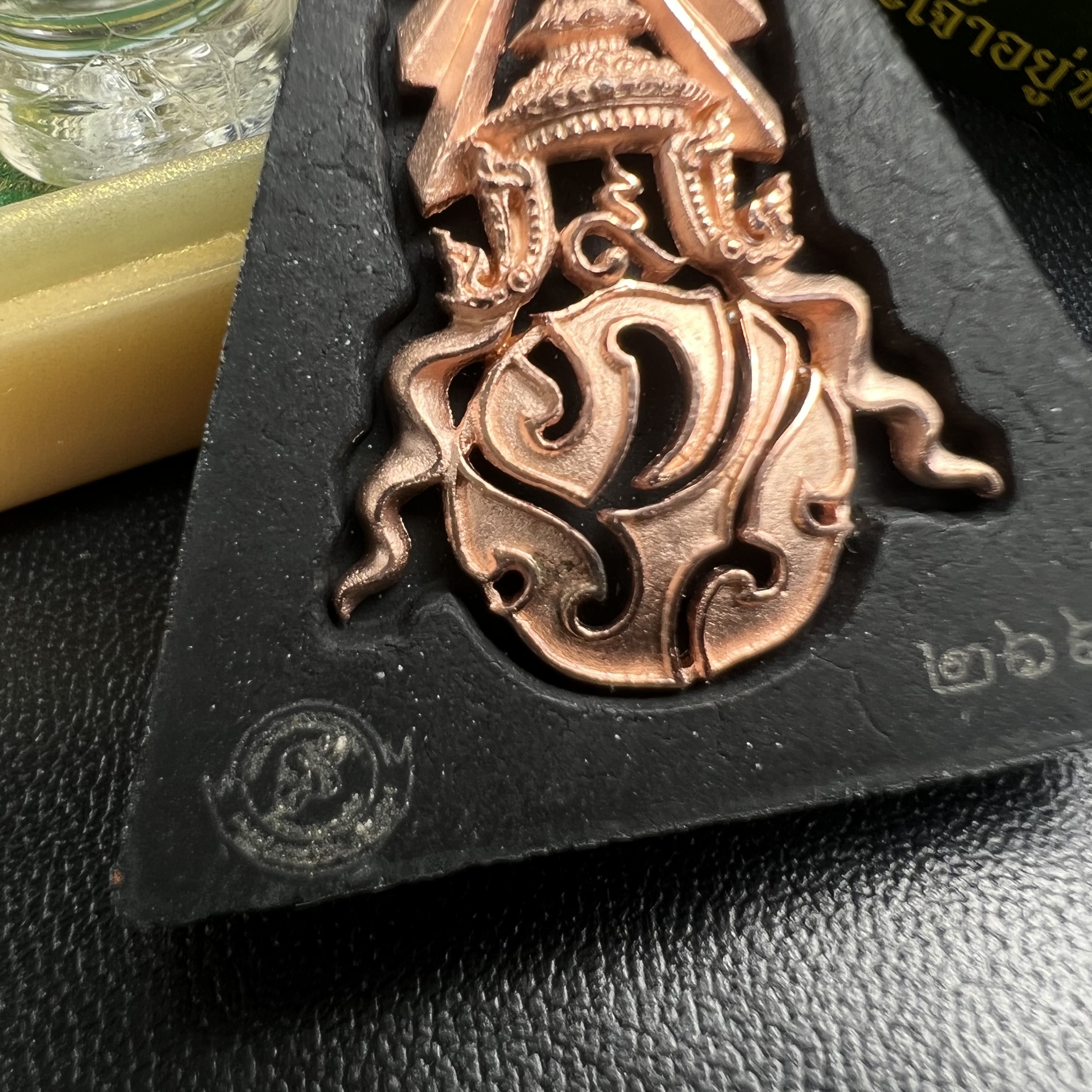 พระพุทธชินราช(จำลอง)ภปร. 84พรรษา เนื้อผงปิดทองด้านหน้า หลัง ภ.ป.ร. ทองแดง(พระราชทานมวลสาร จิตรลดาและเส้นพระเจ้า ร.9(เส้นผม))