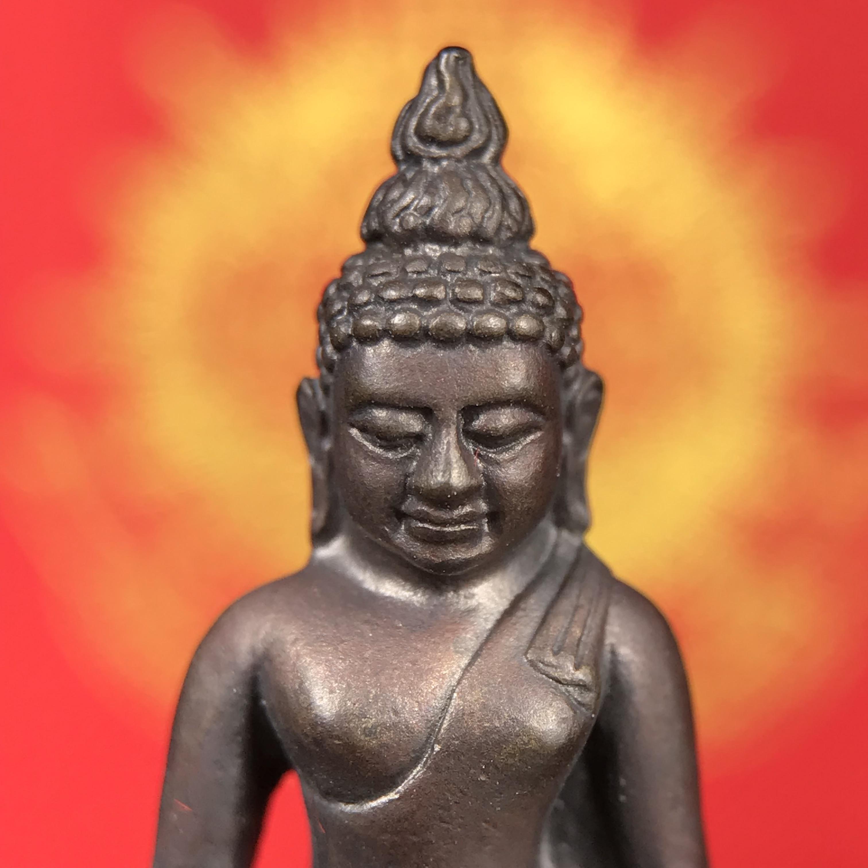 พระกริ่งไพรีพินาศ บรรจุเหล็กไหล ครั้งแรกและครั้งเดียวในประวัติศาสตร์ เฉลิมพระเกียรติ พระบาทสมเด็จพระเจ้าอยู่หัวรัชกาลที่9 พระชนมพรรษา 6 รอบ ปี2542 เนื้อนวโลหะผสมทองคำ(บรรจุเหล็กไหล)ดีนอก-ดีใน พิธีใหญ่ มวลสารเด่น (หายาก)