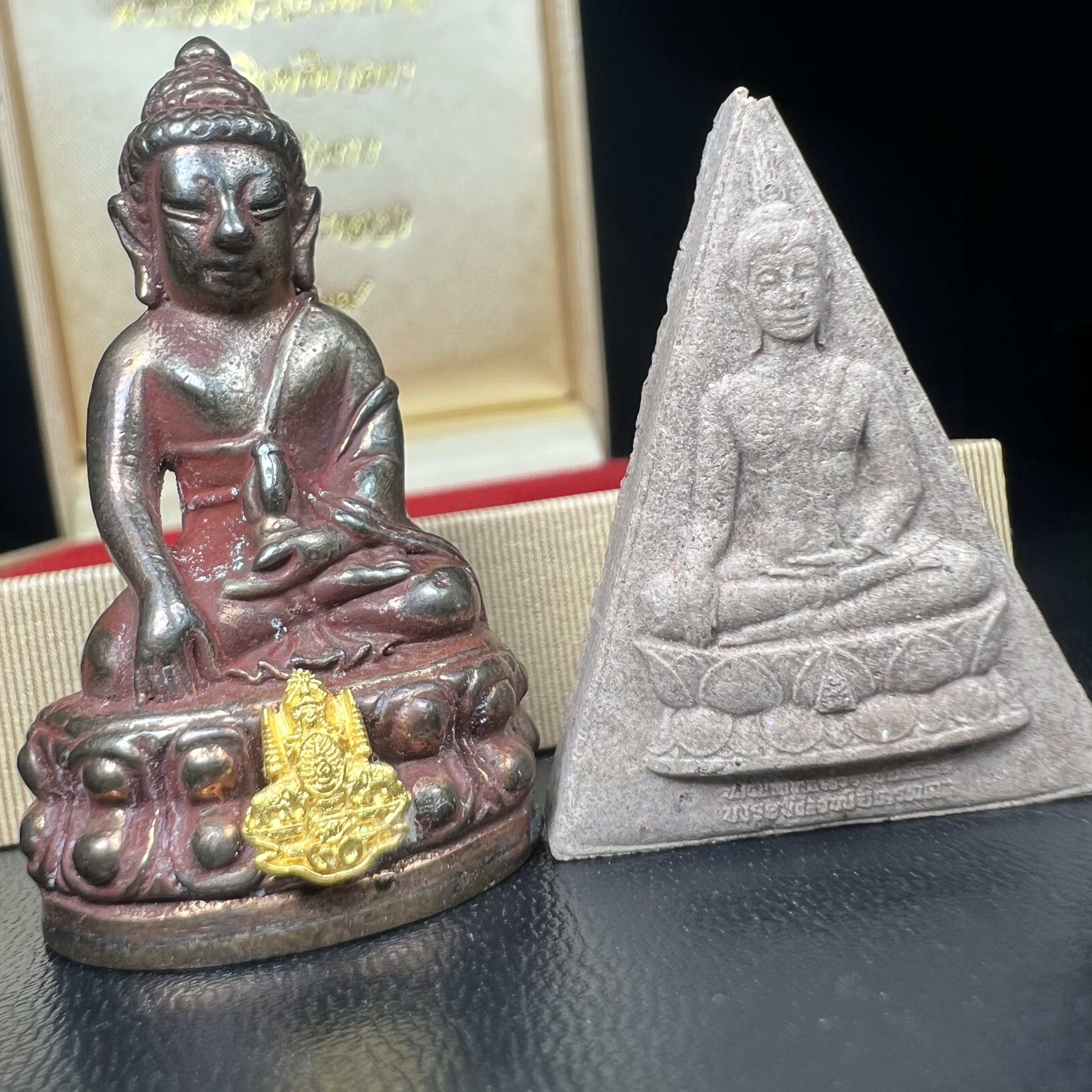 พระกริ่งเจริญโภคทรัพย์ พระพิมพ์จิตรลดา ที่ระลึกโครงการหลวง ปี 2539 ฉลองครองราชสมบัติครบ 50 ปี รัชกาลที่ 9 ตรากาญจนาภิเษกทองคำ(เนื้อทองคำแท้)(ชุดกรรมการหายาก)(สภาพผิวยาขัดแดงๆติดเต็มๆสวยเดิม ผิวแบบนี้พบเจอน้อย))(1ใน1999ชุด)