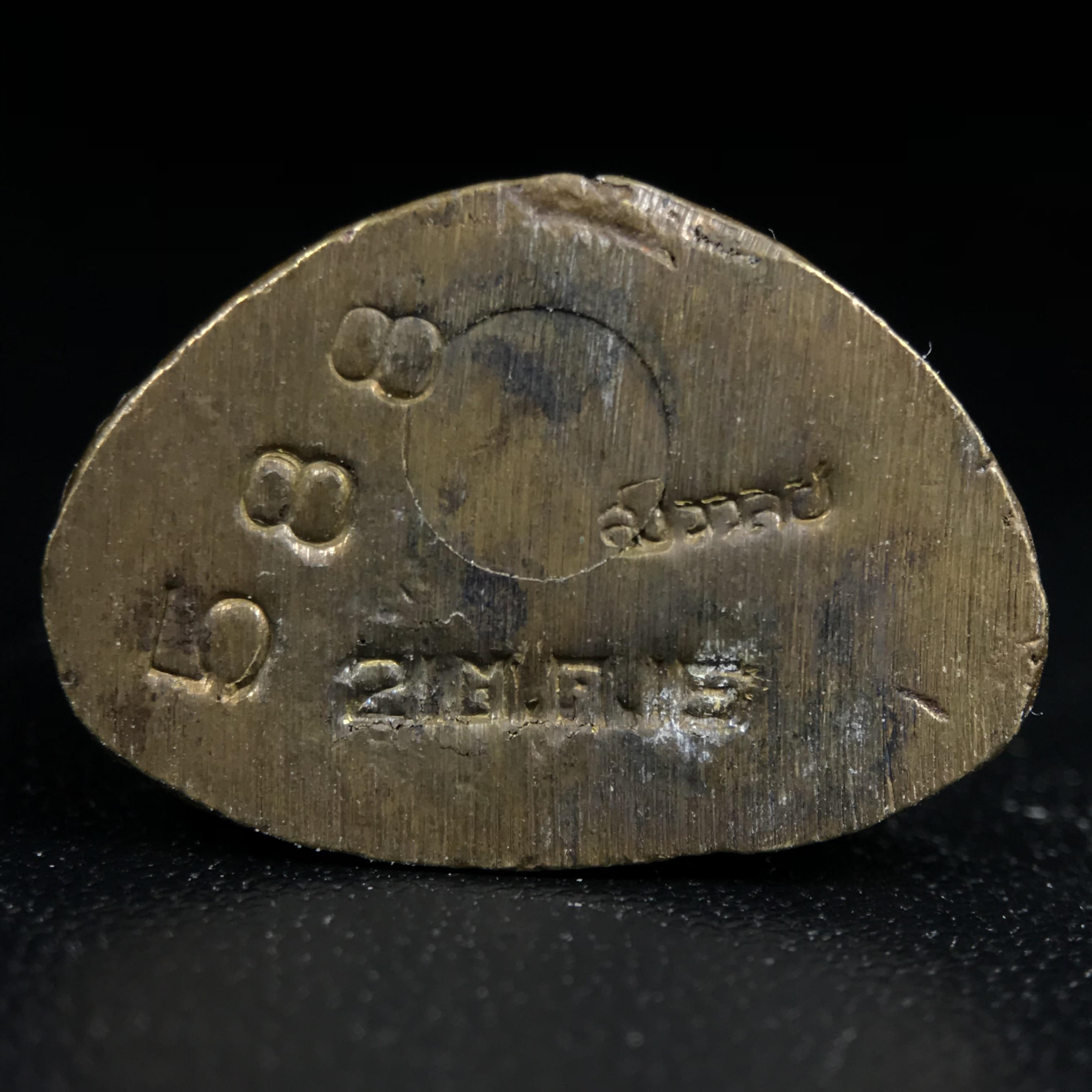 พระกริ่งฝีพระหัตถ์สมเด็จย่า ขนาดห้อยบูชาขนาดเล็ก จัดสร้างขึ้นเนื่องในวาระครบ 6 รอบ เมื่อวันที่21 ตุลาคม พ.ศ.2515(ในหลวงรัชกาลที่ 9 เสด็จพระราชดำเนินทรงเททอง)ปลุกเสกยิ่งใหญ่ เกจิ 108 รูป ร่วมปลุกเสก คัดสภาพสวยแบบนี้พบเจอน้อยมาก หมายเลขต้นๆหลักร้อย หายากมาก