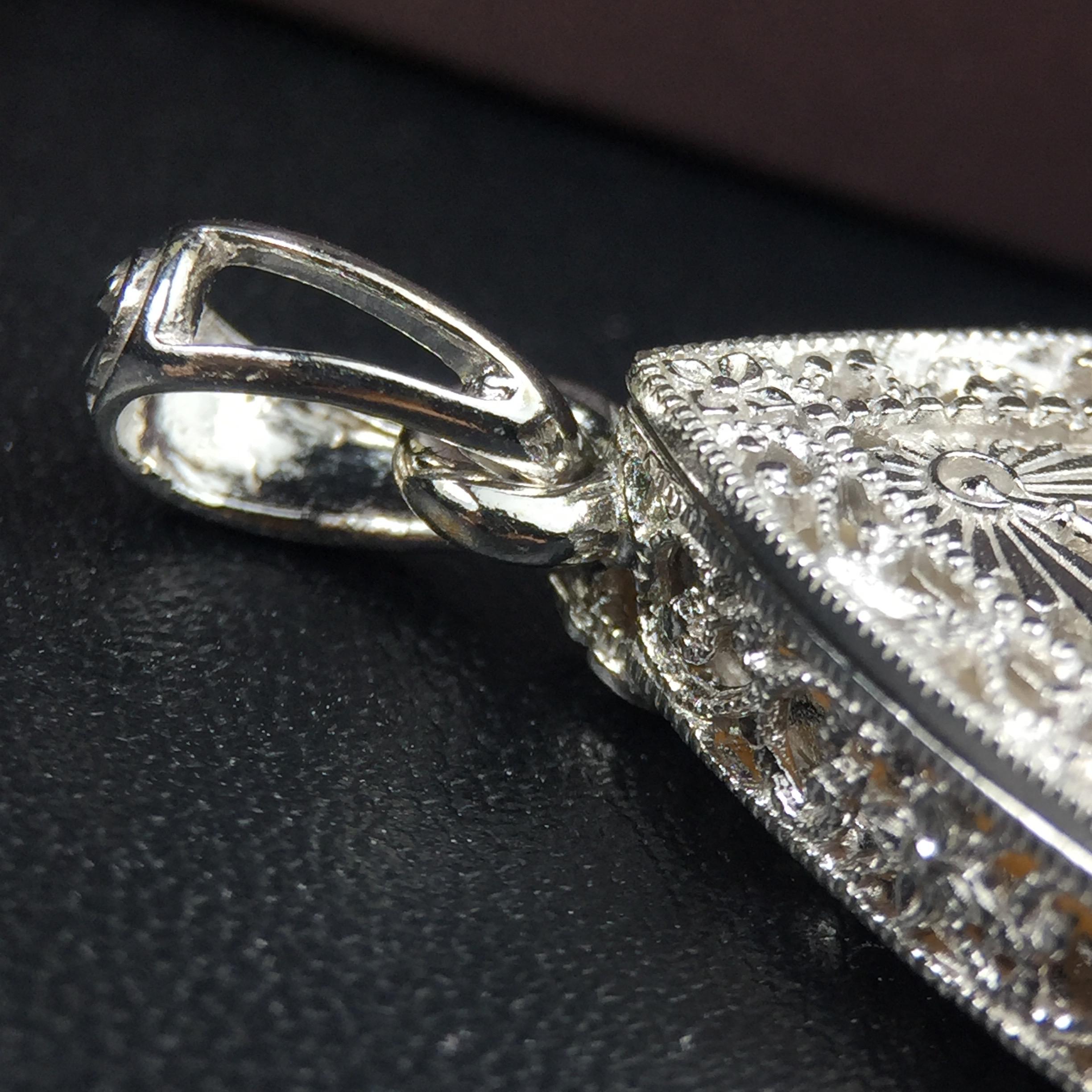 พระพุทธชินราช ภปร. โครงการ "เพราะแผ่นดินนี้ คือ แผ่นดินเกิด" ปี2548(รุ่นแรก) เหรียญทรงหยดน้ำ ขนาด 21 x 31 มม. เนื้อเงินสามกษัตริย์ องค์พระชุบสามกษัตริย์ ล้อมด้วยกรอบเงินชุบทองคำขาวสลักเสลาเป็นลวดลายละเอียดอ่อน ส่วนพื้นองค์พระเป็นเปลือกหอยมุข