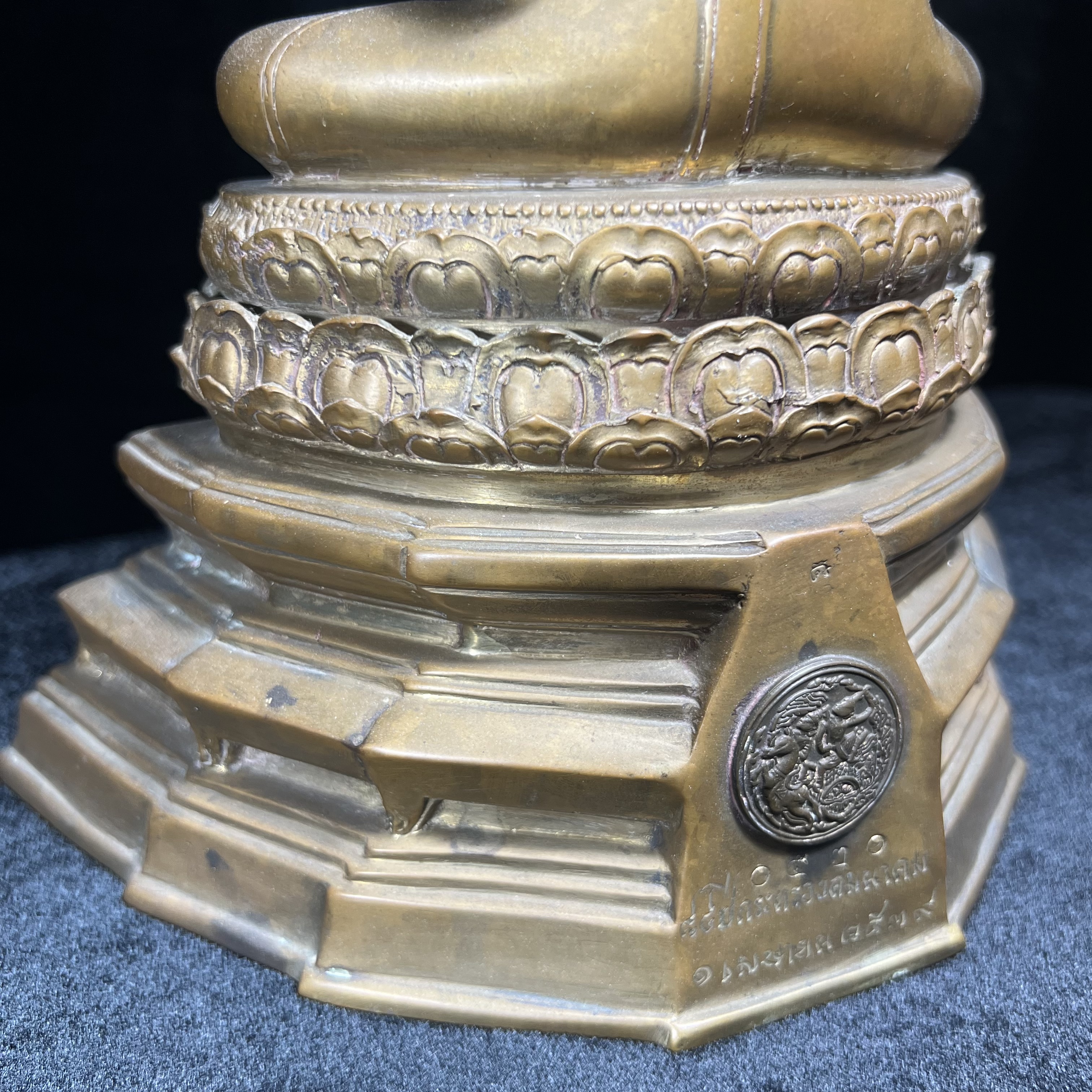 พระพุทธคมนาคมบพิธ (พระพุทธสิหิงค์จำลอง) ภปร. ครบรอบ 84 ปี กระทรวงคมนาคม พ.ศ.2539 หน้าตัก 5 นิ้ว เนื้อลำอู่แดง(หายาก)