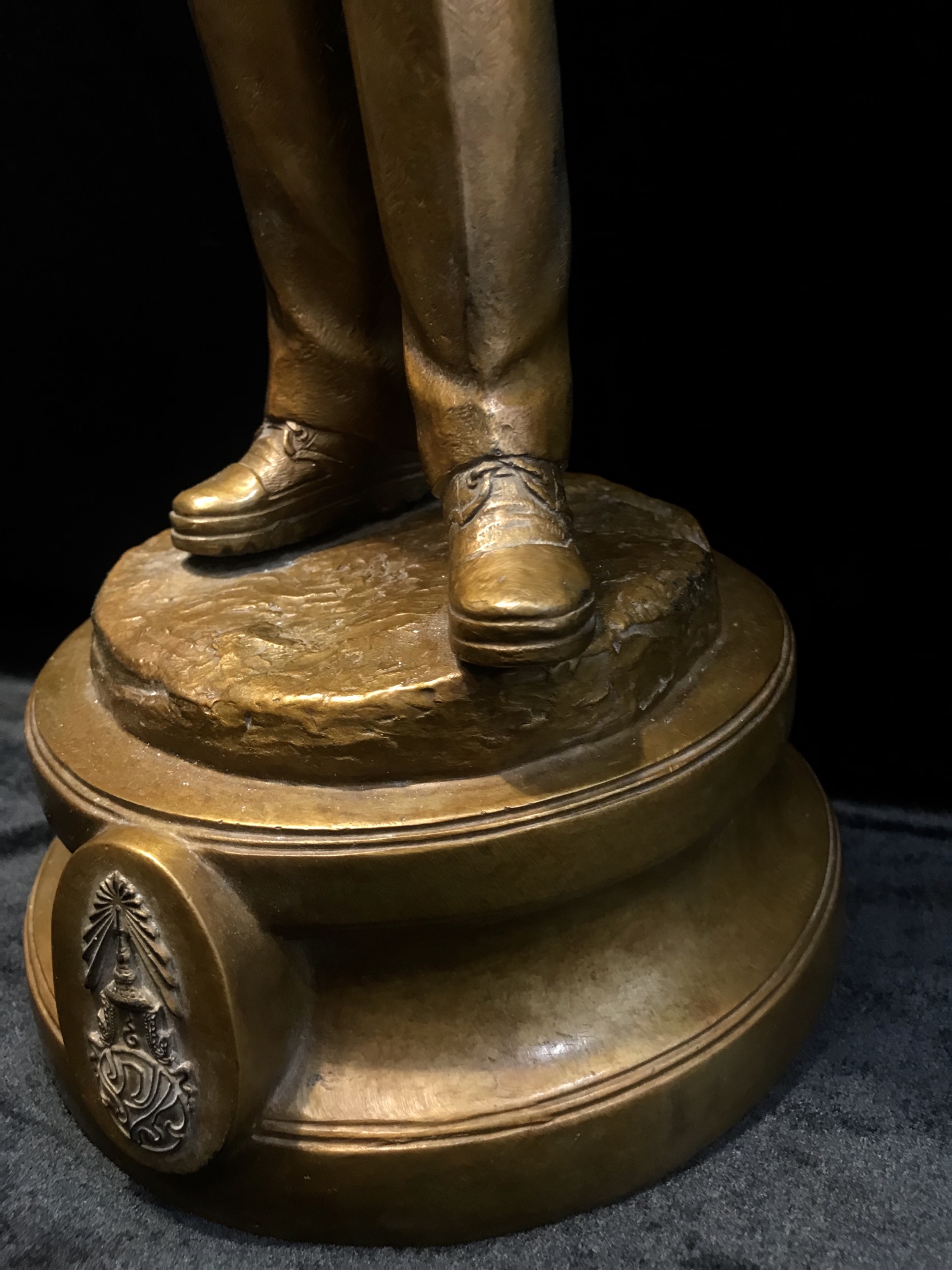 รูปหล่อพระบรมรูปพระบาทสมเด็จพระเจ้าอยู่หัว “ทรงงาน” เนื่องในโอกาสเฉลิมพระชนมพรรษา 86 พรรษา 5 ธันวาคม 2556 (ในหลวงท่านทรงดำริให้จัดสร้าง และ ตรวจงานด้วยพระองค์เอง)