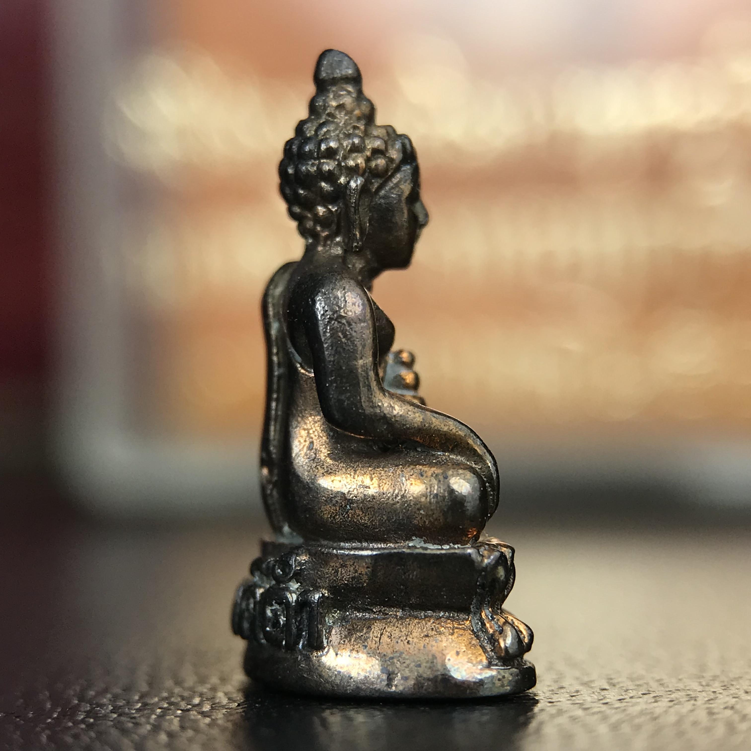 พระกริ่งนเรศวรพระองค์ดำ + พระชัยวัฒน์พระองค์ดำ อนุสรณ์ 100 ปี พิษณุโลกพิทยาคม (โรงเรียนชาย) พิธีจักรพรรดิมหาพุทธาภิเษก ปี 2542 เนื้อนวโลหะ(เต็มสูตรแก่ทองคำ) พิธีใหญ่มวลสารดีเกจิอาจารย์ยอดนิยมร่วมปลุกเสก*** ตอกโค้ดและหมายเลข*** 1 ใน 4999 องค์ ยอดนิยมหายาก