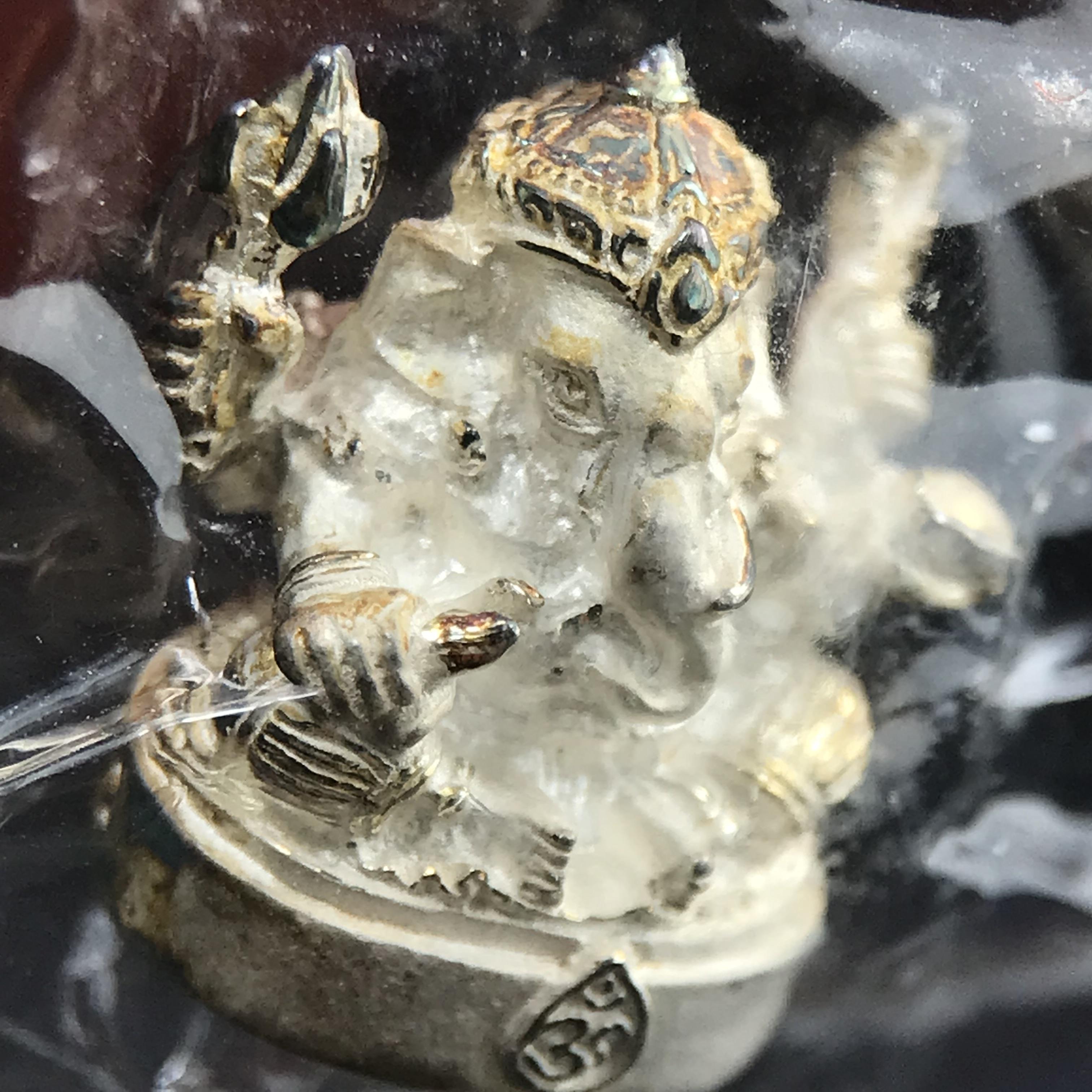 พระพิฆเนศ พิมพ์ลอยองค์ รุ่นแรก กรมศิลปากร ปี 2540 เนื้อเงิน ผิวเดิมติดรุ้งๆ(ซีนซองเดิมพร้อมกล่องไม้และกล่องกระดาษครบชุด)พิธีใหญ่ เข้มขลัง มวลสารศักดิ์สิทธิ์ (เทพเจ้าแห่งความสำเร็จและศิลปวิทยาการ)ยอดนิยมหายาก