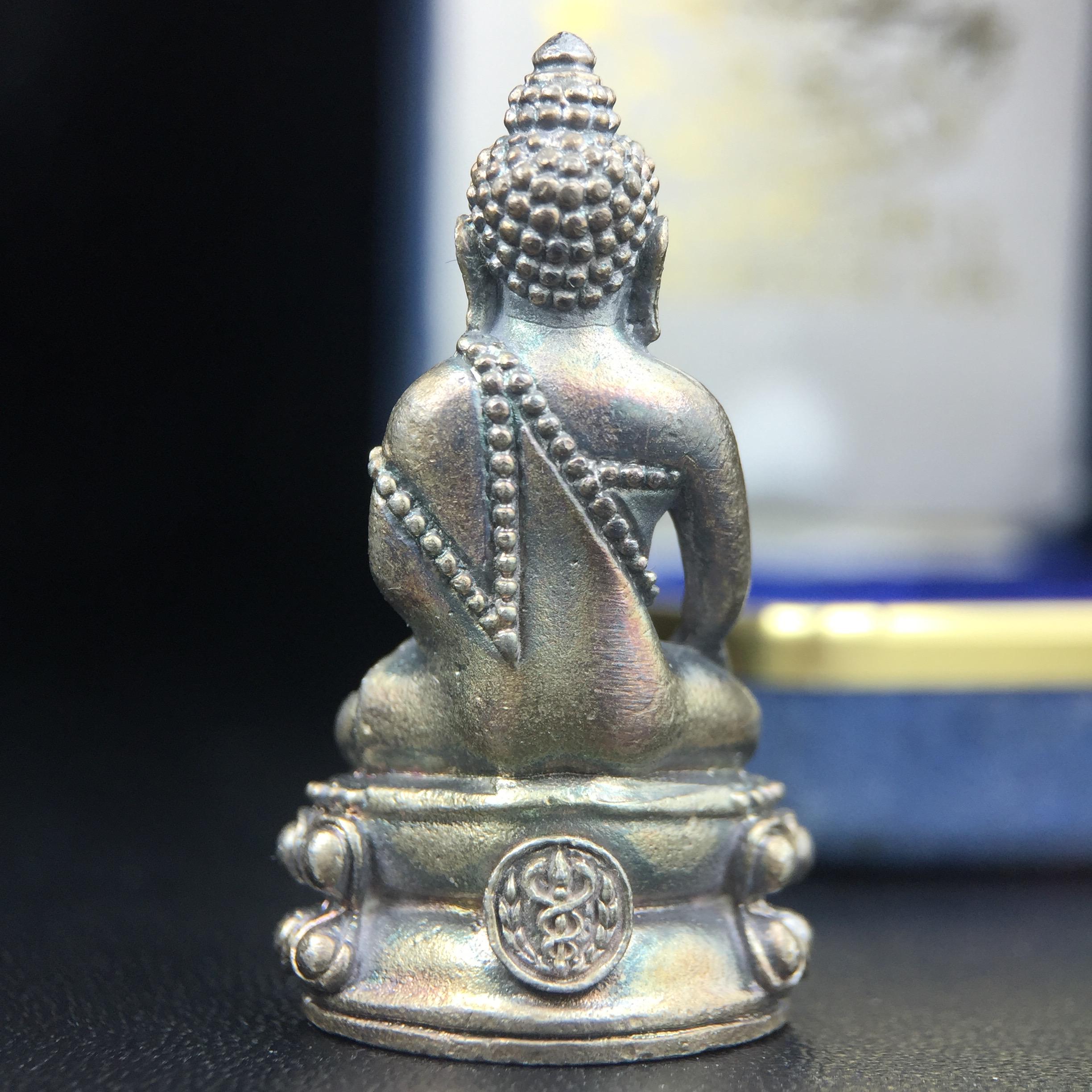 พระกริ่งศิรากาศ ภปร.(พระกริ่งคุ้มเกล้า)วัตถุมงคล"คุ้มเกล้าฯ" มูลนิธิ “คุ้มเกล้า” ในพระบรมราชูปถัมภ์ จัดสร้าง โรงพยาบาลภูมิพล เนื้อเงิน(พิมพ์หน้าไทย)(สภาพผิวเดิมขึ้นน้ำทองรุ้งๆทั่วองค์สวยมาก มาพร้อมกล่องบรรจุเดิมแบบนี้หายาก)(รัชกาลที่9เสด็จเททอง)