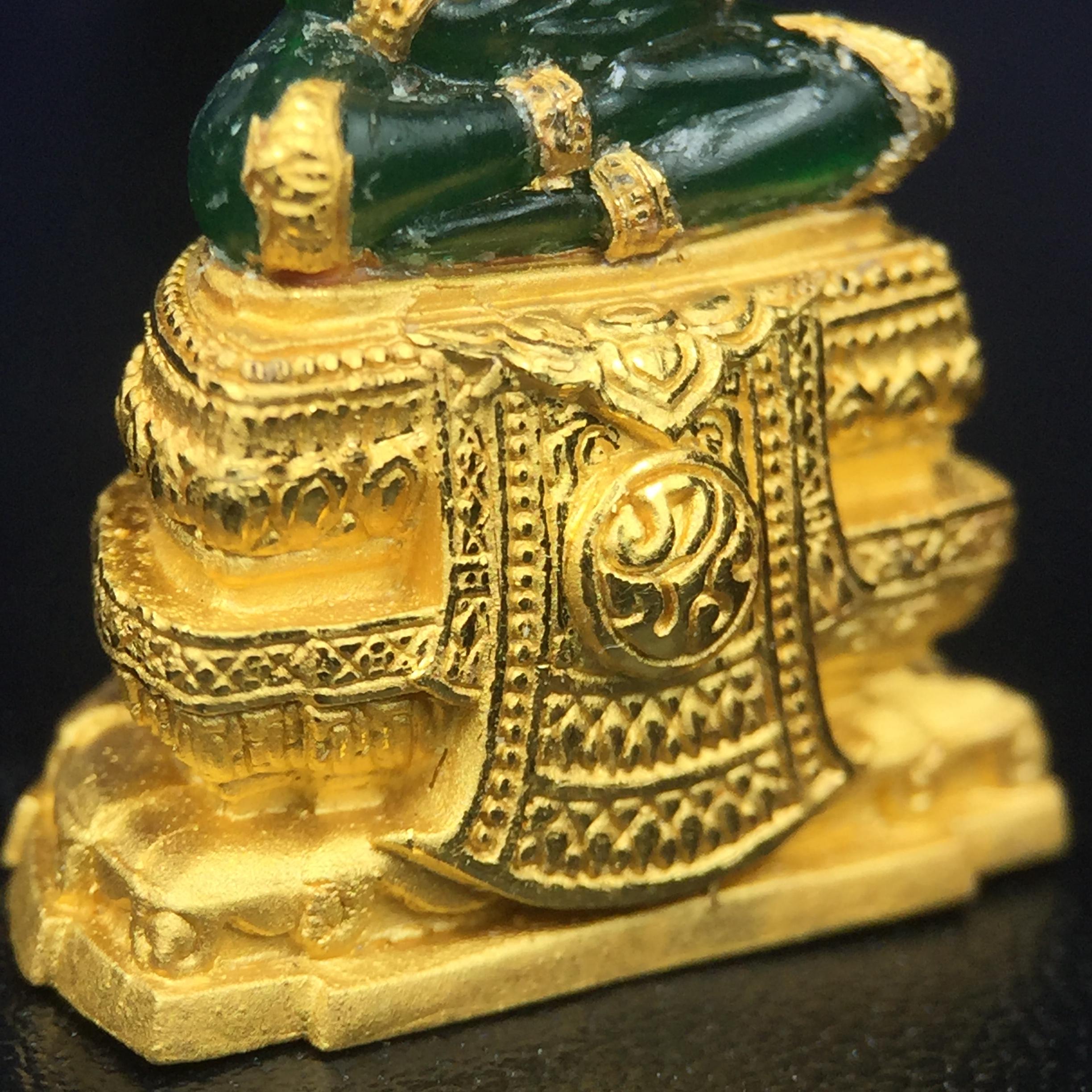 พระแก้วมรกต ภปร. จัดสร้างโดย รพ.ภูมิพลฯ ปี2547 ลอยองค์ขนาดหน้าตัก 1/2 นิ้ว เนื้อเรซิ่นหุ้มทองคำ99.99 งดงามทรงคุณค่าอีกหนึ่งรุ่นยอดนิยม หายาก