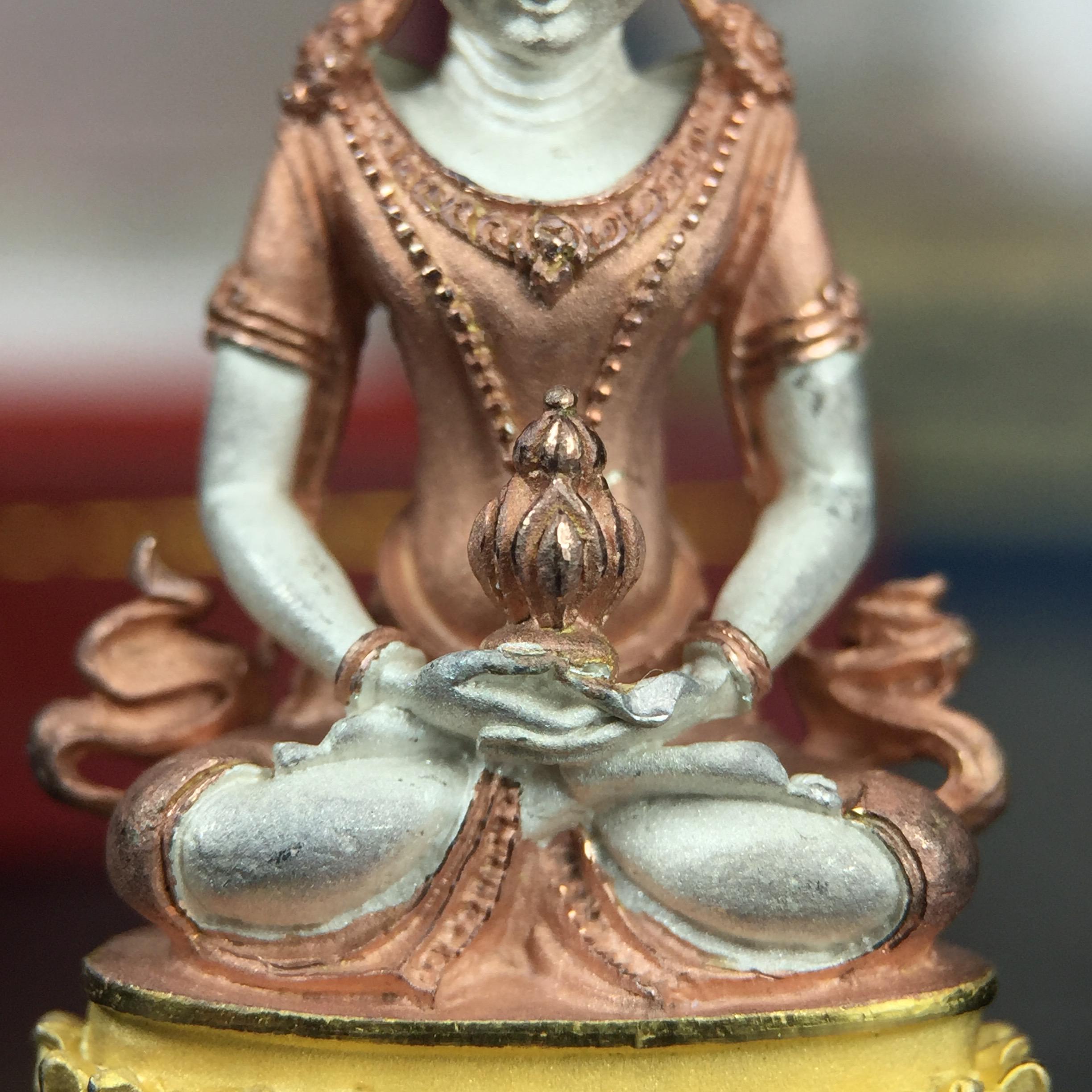 พระกริ่งอวโลกิเตศวร ( เจ้าแม่กวนอิม ) วัดโพธิ์แมนคุณาราม เนื้อเงิน 3 กษัตริย์ พ่นทราย รุ่นอุดมโภคทรัพย์ พ.ศ.2539(ผิวสวยเดิมพร้อมกล่องบรรจุการ์ดใบรับรองเดิมครบ) (อีกหนึ่งรุ่นยอดนิยม พุทธศิลป์สวยงดงาม)