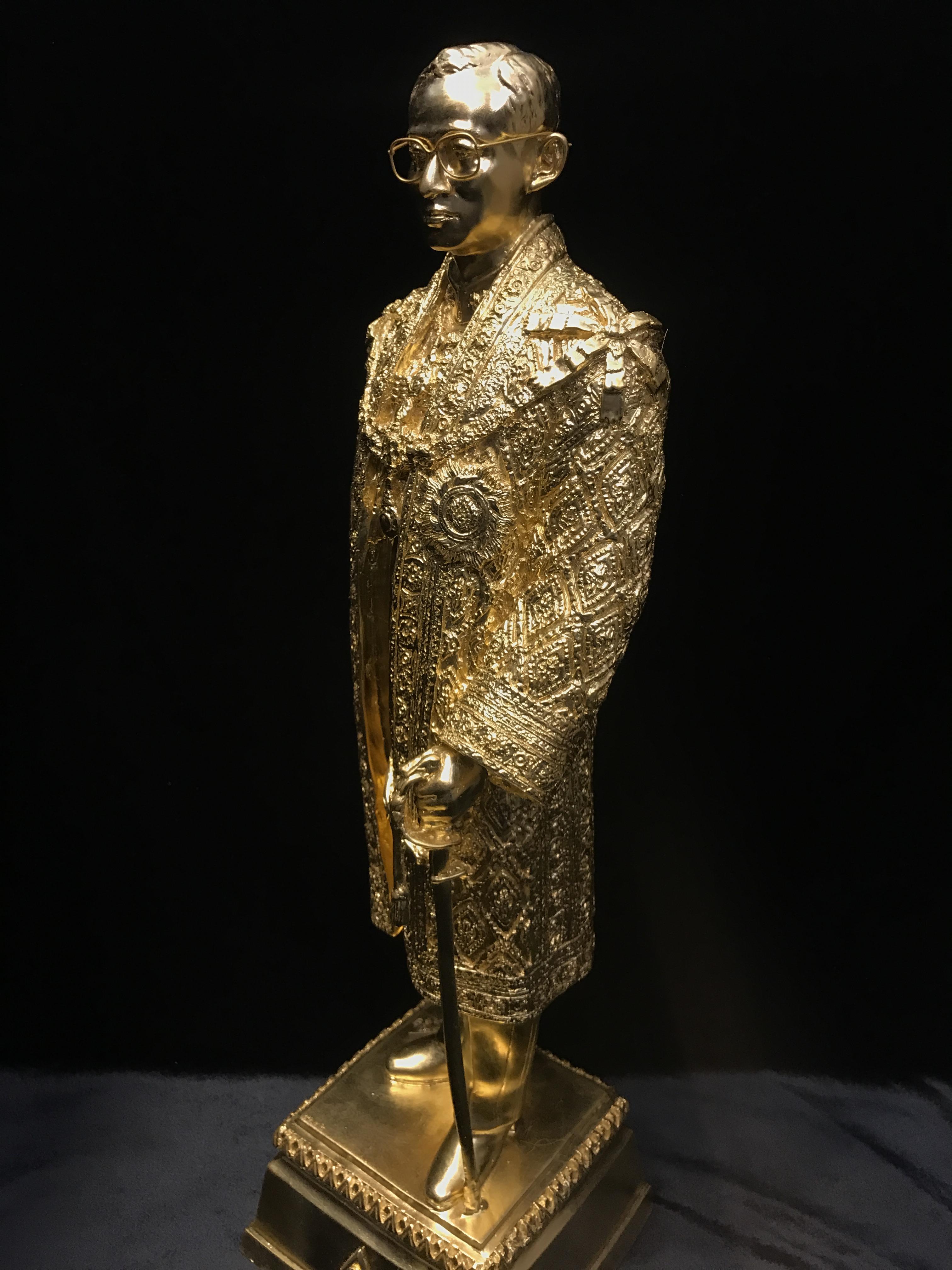 พระบรมรูปจำลองในหลวง รัชกาลที่ ๙ จัดสร้างโดย สมาคมศิษย์เก่าวิทยาศาสตร์ จุฬาลงกรณ์มหาวิทยาลัยและคณะวิทยาศาสตร์ จุฬาลงกรณ์มหาวิทยาลัย ปี2539(พร้อมกล่องบรรจุเดิมและใบรับรองจากผู้จัดสร้าง)