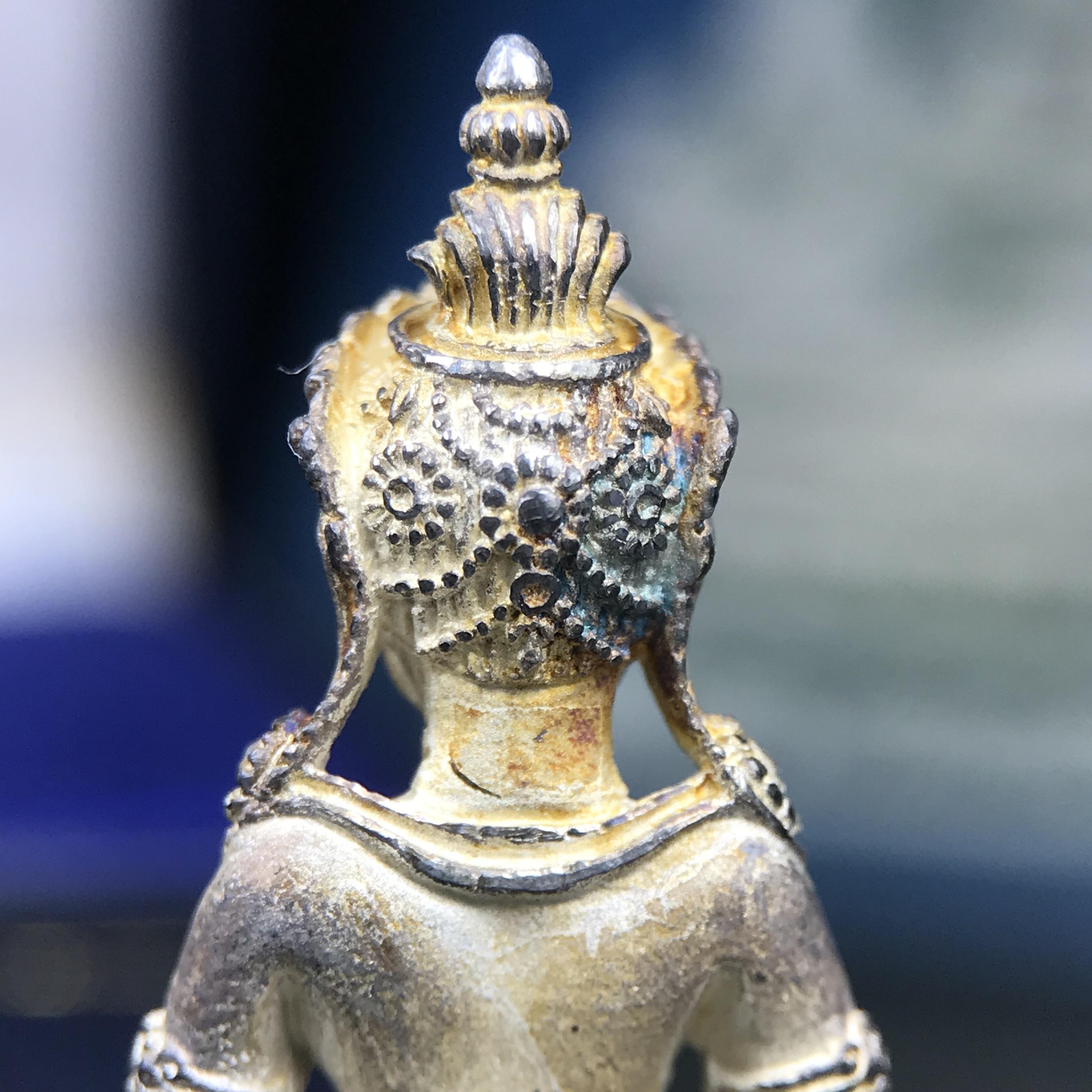 พระกริ่งอวโลกิเตศวร ( เจ้าแม่กวนอิม ) วัดโพธิ์แมนคุณาราม รุ่นอุดมโภคทรัพย์ พ.ศ.2539 เนื้อเงินพ่นทราย(ผิวเดิม ขึ้นสีรุ้งธรรมชาติ แบบนิยม เสน่ห์ของพระเนื้อเงิน) (พร้อมกล่องบรรจุการ์ดใบรับรองเดิมครบ)(อีกหนึ่งรุ่นยอดนิยม พุทธศิลป์สวยงดงาม)หายาก 1 ใน 5000 องค์