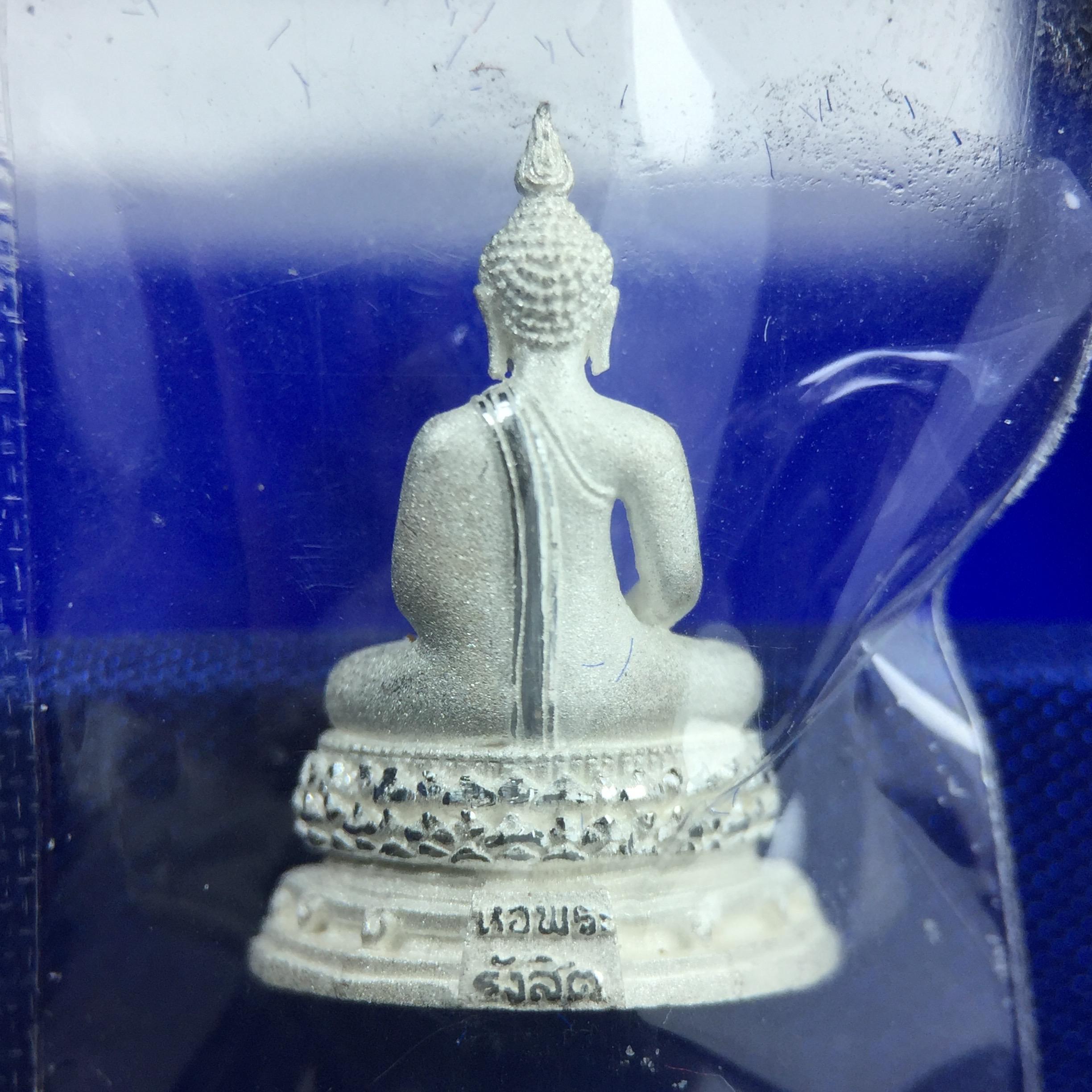 พระชัยวัฒน์พุทธสิหิงค์ ภปร. รุ่นสร้างหอพระธรรมศาสตร์ ปี2542 เนื้อเงิน(ผิวเดิม ซีนซองเดิม กล่องครบสวยสมบูรณ์) มหาพิธี 3วาระอันยิ่งใหญ่(ตอกโค๊ตและหมายเลข)1ใน 10000 องค์