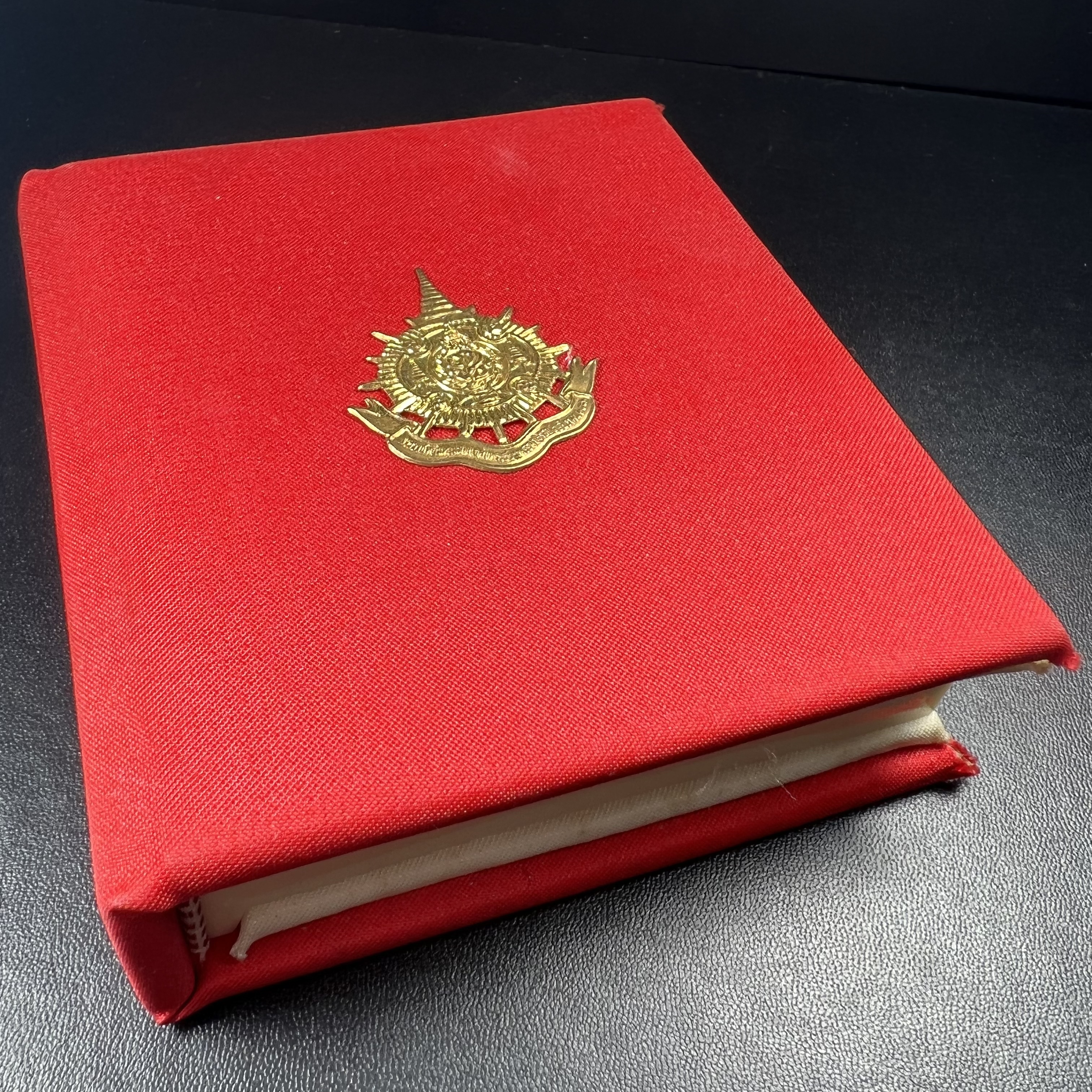 แหวนพระพุทธชินราช ภปร. ในวโรกาสเฉลิมพระชนมายุ6รอบ 5ธันวาคม2542 มูลนิธิพิทักษ์ดวงตาประชาชน จัดสร้าง แหวนเนื้อเงินเคลือบทองคำบริสุทธิ์ประดับเพชร CZ เกรดนอก ตอกโค๊ตและหมายเลข 504(ผลรวมได้ 9 เลขมหามงคลเจริญก้าวหน้าในทุกด้าน) พร้อมกล่องบรรจุเดิมครบ(หายาก)