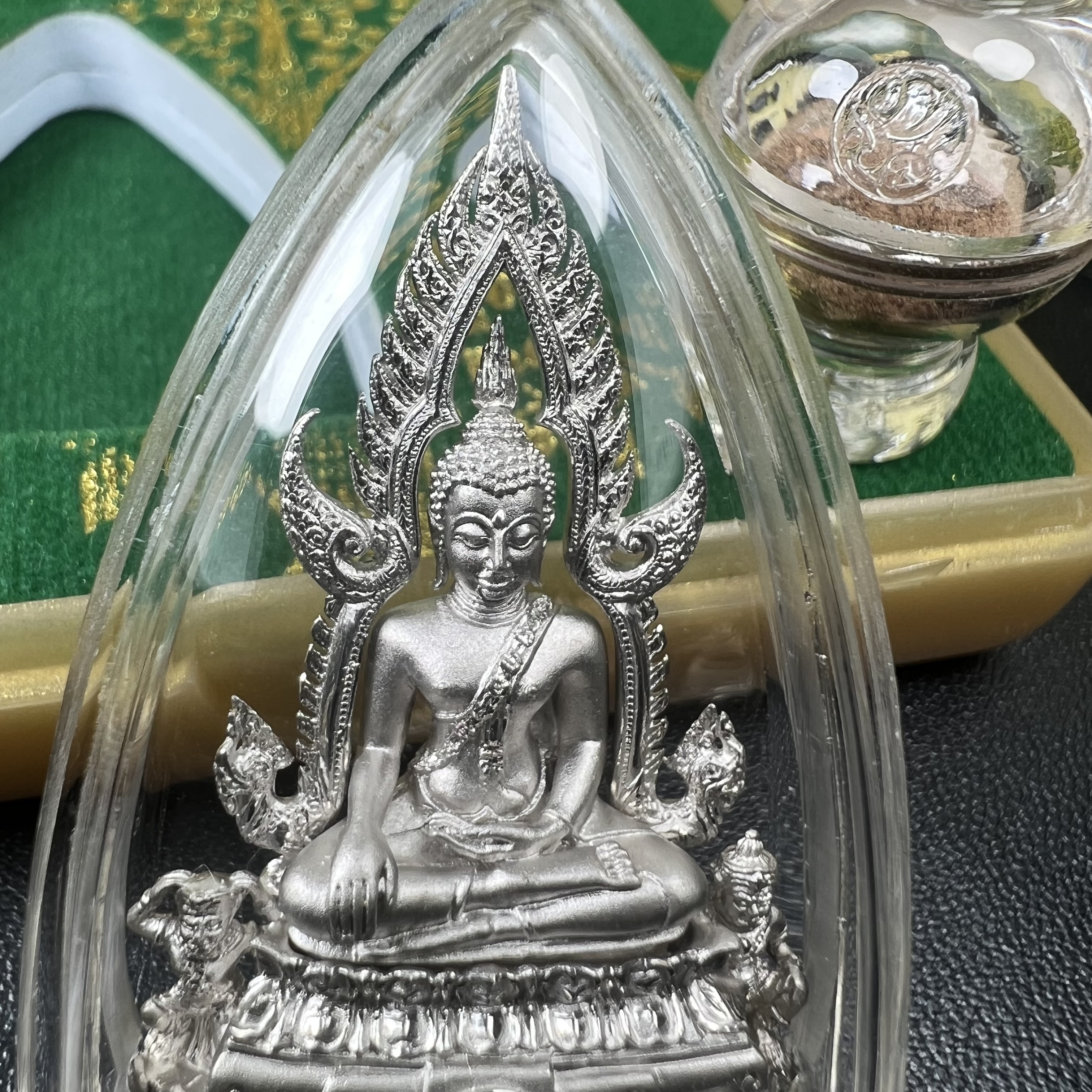 พระพุทธชินราช(จำลอง) ภปร. 84 พรรษา ปี 2554 เนื้อเงินชุบทองคำขาว พิมพ์กลางขนาดหน้าตัก 1/2 นิ้ว(พระราชทานมวลสาร จิตรลดาและเส้นพระเจ้า(เส้นผม)รัชกาลที่9)พุทธศิลป์ทรงคุณค่าอีกหนึ่งรุ่นยอดนิยม