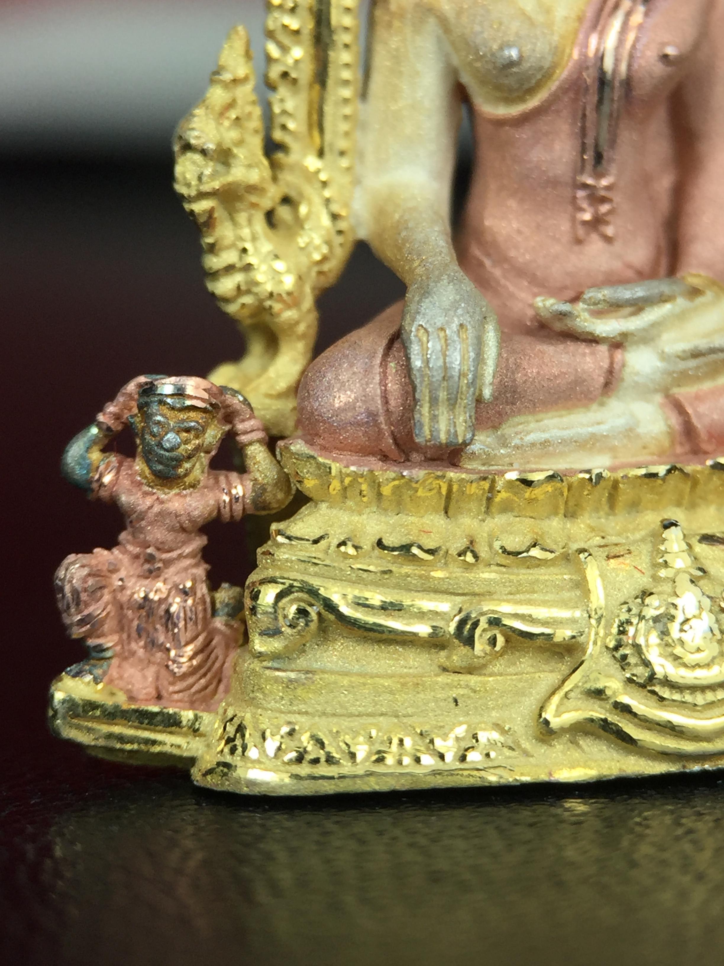 พระพุทธชินราช ภปร. ในวโรกาสพระราชพิธีมหามงคล เฉลิมพระชนมายุ6รอบ 5ธันวาคม2542 มูลนิธิพิทักษ์ดวงตาประชาชน จัดสร้าง เนื้อเงินบริสุทธิ์ 99.9% แบบสามกษัตริย์ขัดเงาบางส่วน พิมพ์ใหญ่ ขนาดสูง 3.4 ซม. พร้อมกล่องบรรจุเดิม