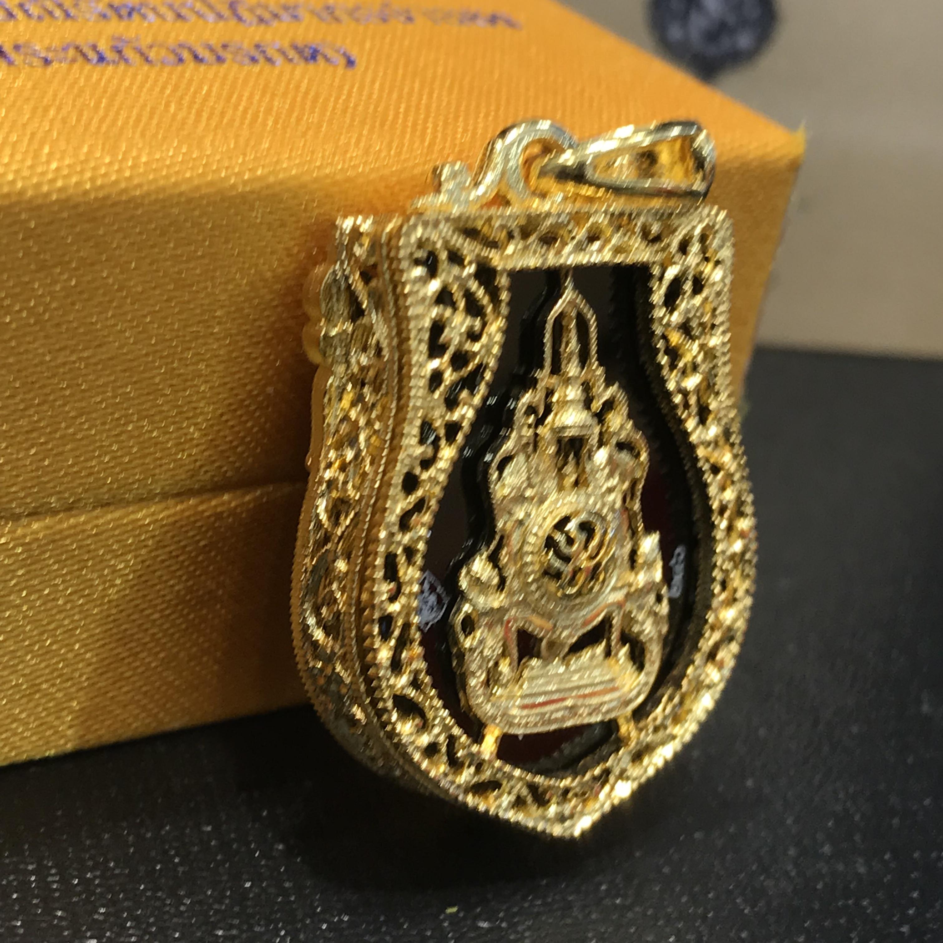 เหรียญพระแก้วมรกต(จำลอง)ทรงเครื่องฤดูร้อนแบบเสมา เนื้อทองคำ ด้านหลังตราสัญลักษณ์ฉลองสิริราชสมบัติครบ 60 ปี(หายากมาก)