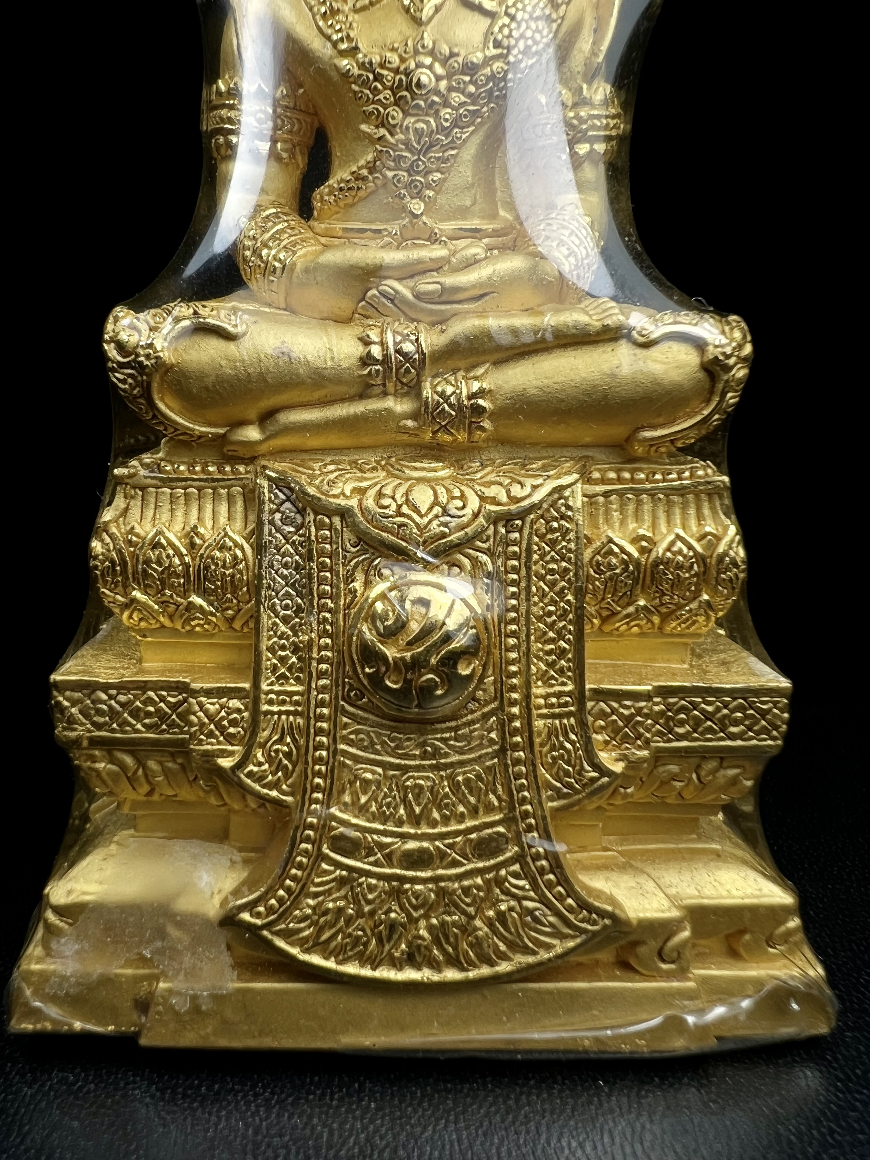 พระแก้วมรกต ภปร. ปี2547 จัดสร้างโดย โรงพยาบาลภูมิพลฯ กรมแพทย์ทหารอากาศ ขนาดบูชาหล่อลอยองค์หน้าตัก 2 นิ้ว เนื้อทองคำบริสุทธิ์ 99.99% องค์พระซีนเดิมสวยคงสภาพเดิม(สวยงามและหายากมาก)(1ใน 1000 องค์)