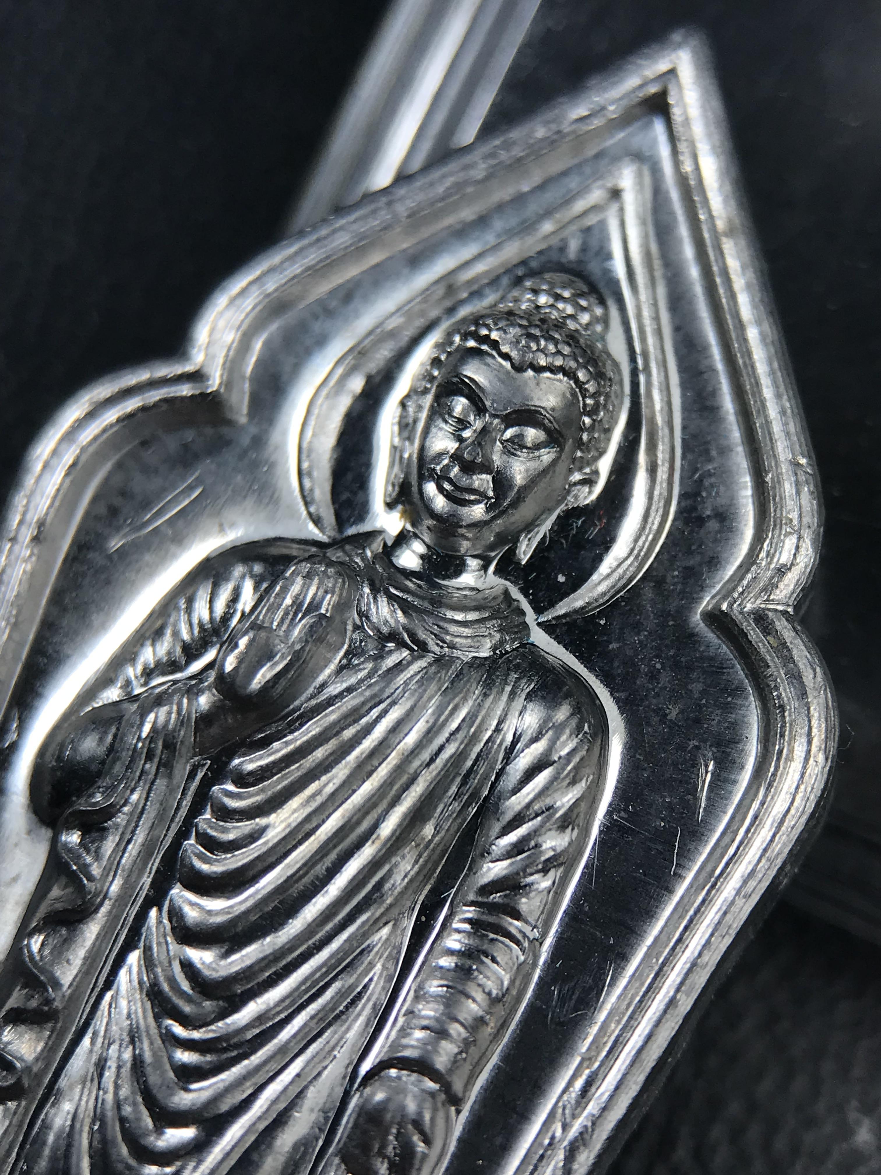 เหรียญที่ระลึกพระพุทธเมตตาประชาไทยไตรโลกนาถคันธารราฐอนุสรณ์ หลัง ภปร. และ สก. วัดทิพย์สุคนธาราม จ.กาญจนบุรี ปี 2558 เนื้อชิน(ตะกั่ว) ขนาดสูง 4.6 ซม. ที่ระลึก ร.9 พระชนมพรรษาครบ 7 รอบ และ สมเด็จพระราชินี พระชนมพรรษา 80 พรรษา พิธีใหญ่