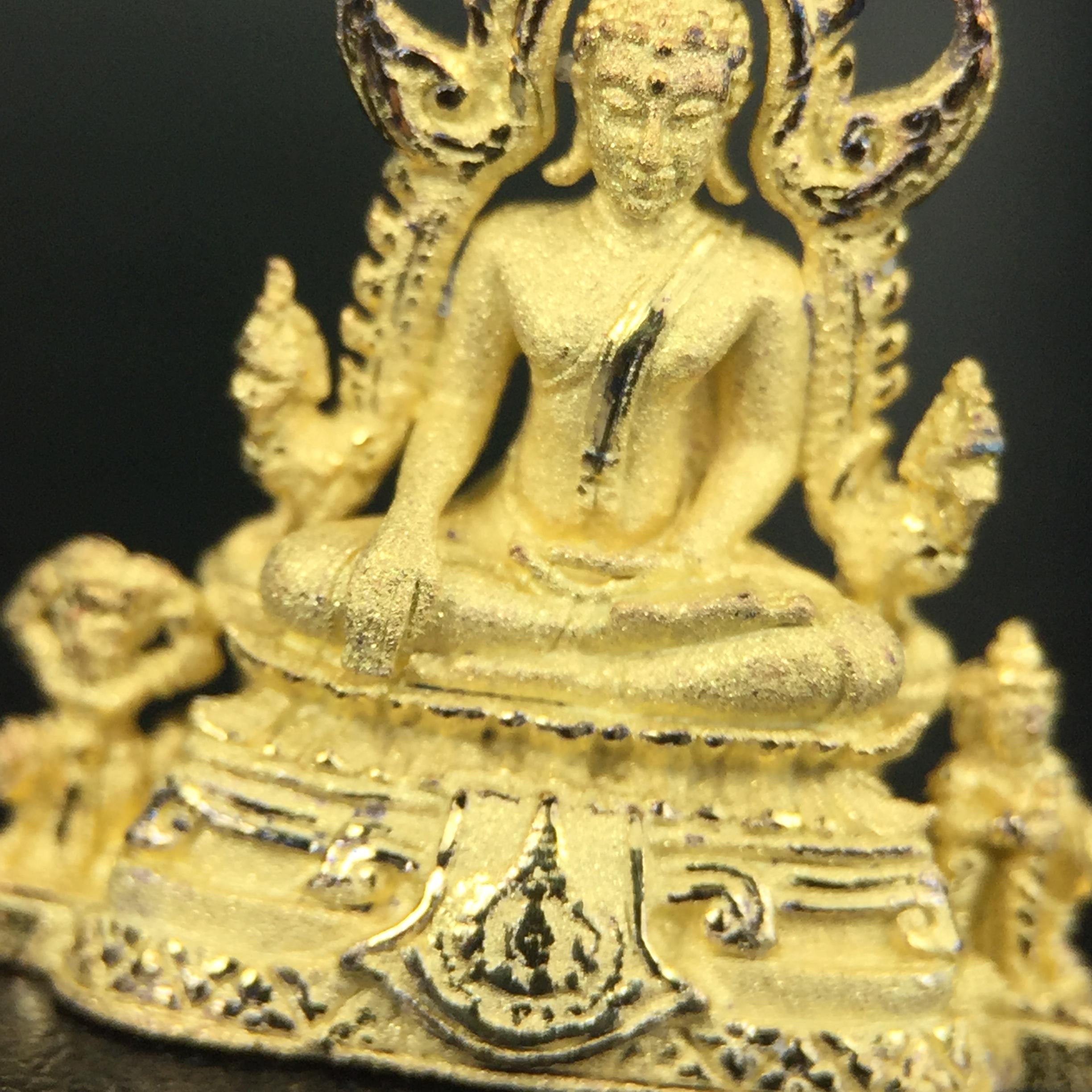 พระพุทธชินราช ภปร. ในวโรกาสพระราชพิธีมหามงคล เฉลิมพระชนมายุ6รอบ 5ธันวาคม2542 มูลนิธิพิทักษ์ดวงตาประชาชน จัดสร้าง เนื้อเงินบริสุทธิ์ 99.9% แบบชุบทองประกายเพชร 3 ไมครอน พิมพ์กลาง ขนาดสูง 2.4 ซม. พร้อมกล่องบรรจุเดิม