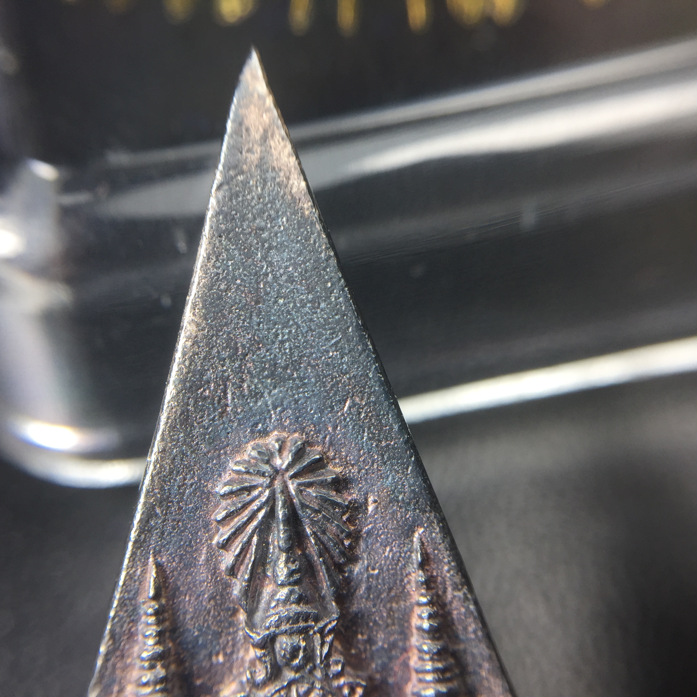 พระกำลังแผ่นดิน (สมเด็จจิตรลดา2) จัดสร้างเฉลิมพระเกียรติ ร.9 ครองราชย์ 50 ปี 2539 เนื้อเงิน(ผิวเดิมกลับดำ รุ้งๆสวย)+เนื้อนวโลหะ(สร้างน้อยหายาก)พร้อมกล่องบรรจุเดิมครบสมบูรณ์(1ใน2539องค์)