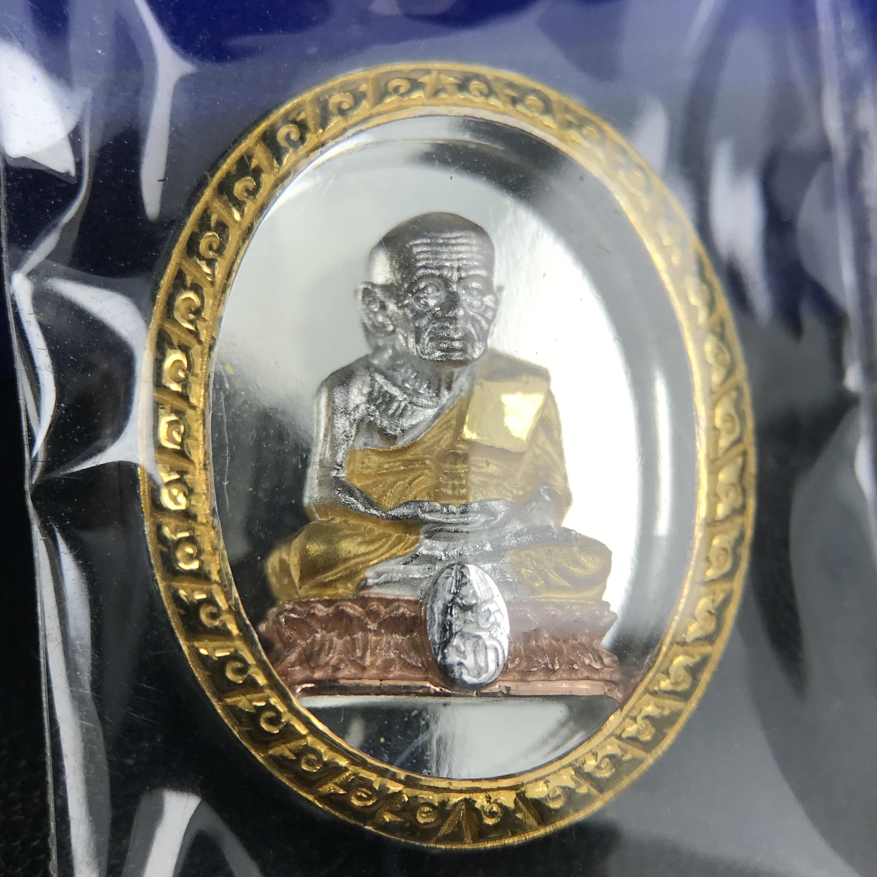 สมเด็จหลวงปู่ทวด วัดช้างให้ รุ่น เฉลิมพระเกียรติ ตราสัญลักษณ์ มวก. พิมพ์รูปไข่เนื้อเงิน-สามกษัตริย์ ปี 2544 พิธีพุทธาภิเษกใหญ่ ณ อุโบสถวัดช้างให้และอุโบสถวัดพระศรีรัตนศาสดาราม ( วัดพระแก้ว )โดยนิมนต์เกจิชื่อดังสายใต้ทั้งหมดจำนวน 108 รูป(องค์หมายเลข 2950)