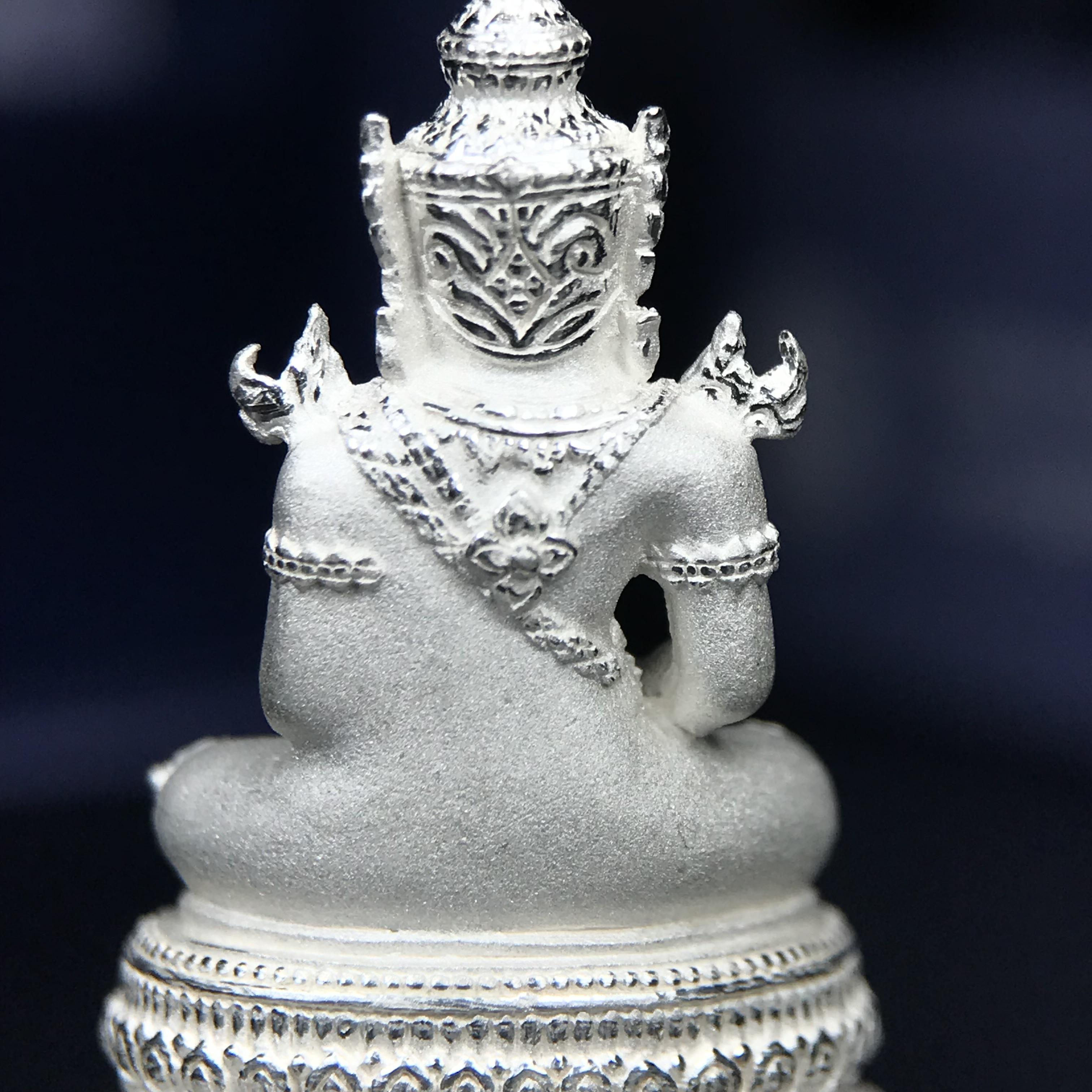 พระแก้วมรกต ภปร. ปี 2547 จัดสร้างโดยโรงพยาบาลภูมิพลอดุลยเดช เนื้อเงิน ลอยองค์ หน้าตัก 1/2 นิ้ว พิธีมหามังคาภิเษก ณ พระอุโบสถวัดพระศรีรัตนศาสดาราม(วัดพระแก้ว) งดงามทรงคุณค่าอีกหนึ่งรุ่นยอดนิยม หายาก(หมายเลขต้นๆหลักร้อย ๗๙๓)(1ใน3000องค์)