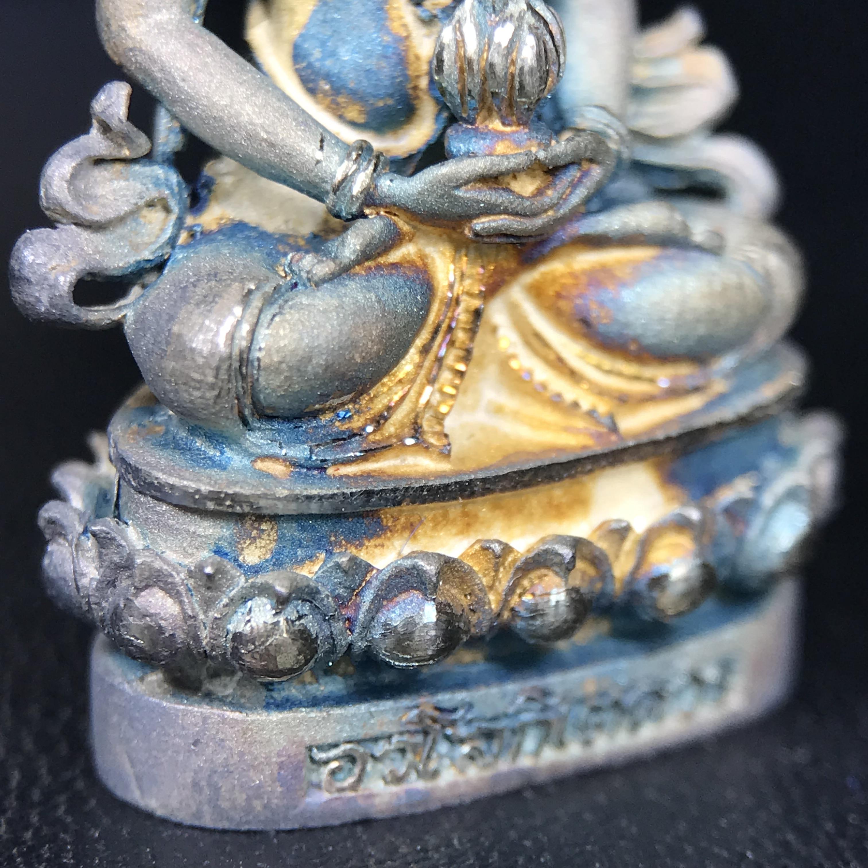 พระกริ่งอวโลกิเตศวร ( เจ้าแม่กวนอิม ) วัดโพธิ์แมนคุณาราม รุ่นอุดมโภคทรัพย์ ปี 2539 เนื้อเงินพ่นทราย(ผิวเดิม ขึ้นสีรุ้งธรรมชาติ แบบนิยม เสน่ห์ของพระเนื้อเงิน)(พร้อมกล่องบรรจุเดิม)(อีกหนึ่งรุ่นยอดนิยม พุทธศิลป์สวยงดงาม)หายาก 1 ใน 5000 องค์*องค์หมายเลข ๒๑๖๒*