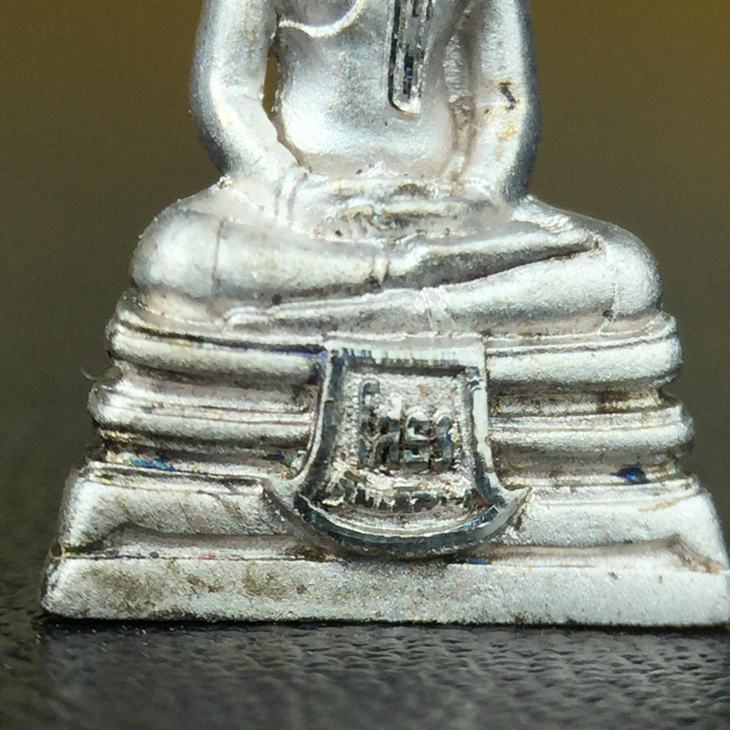 พระพุทธโสธร คุ้มเกล้าฯ ภปร.(ใต้ร่มพระบารมี คุ้มเกล้า) 60ปี รพ.ภูมิพลฯ พ.ศ.2552 เนื้อเงิน ชุบทองคำขาว(ลอยองค์พิมพ์ เล็ก ขนาด 11.5*10.5 มม.) 1 ใน 20000 องค์