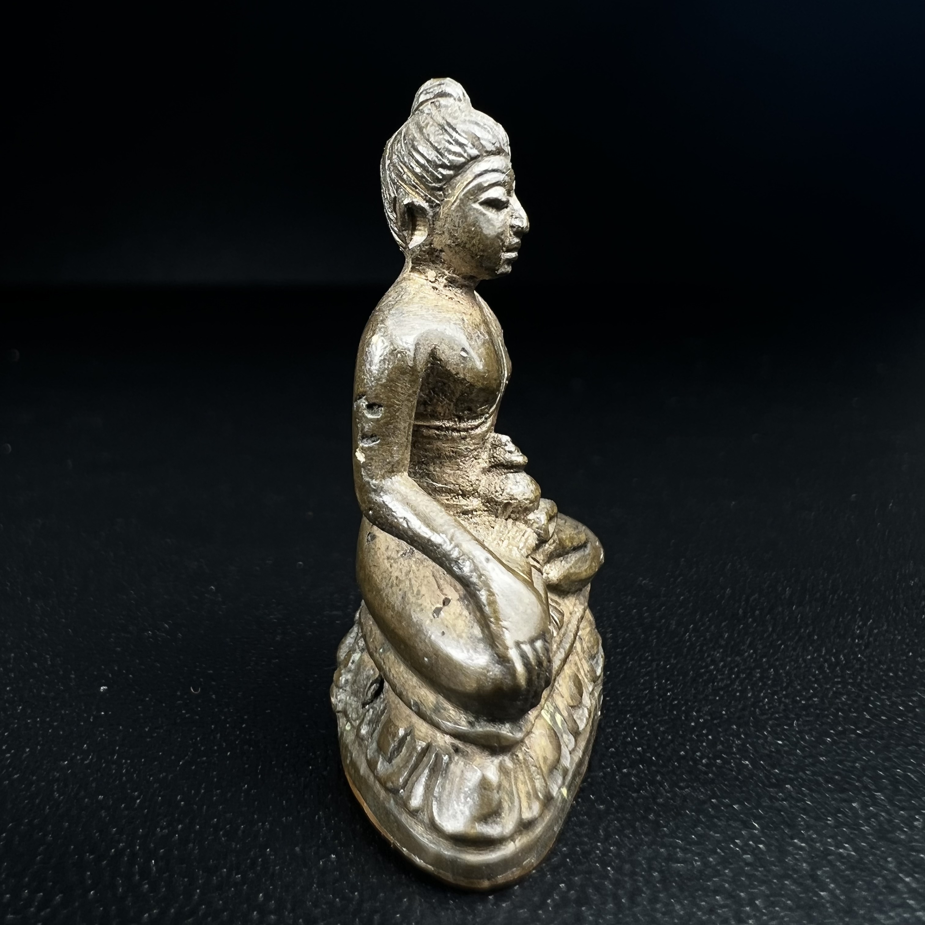 พระกริ่งวชิรมงกุฎ ฉลอง 100 ปี วัดมกุฎกษัติยาราม ปี 2511 "พิมพ์ใหญ่"(นิยมหายาก) เนื้อนวโลหะ(ในหลวง ร.9 เสด็จเททอง)(พิธีใหญ่ ปีลึก เกจิในยุคร่วมพิธี)