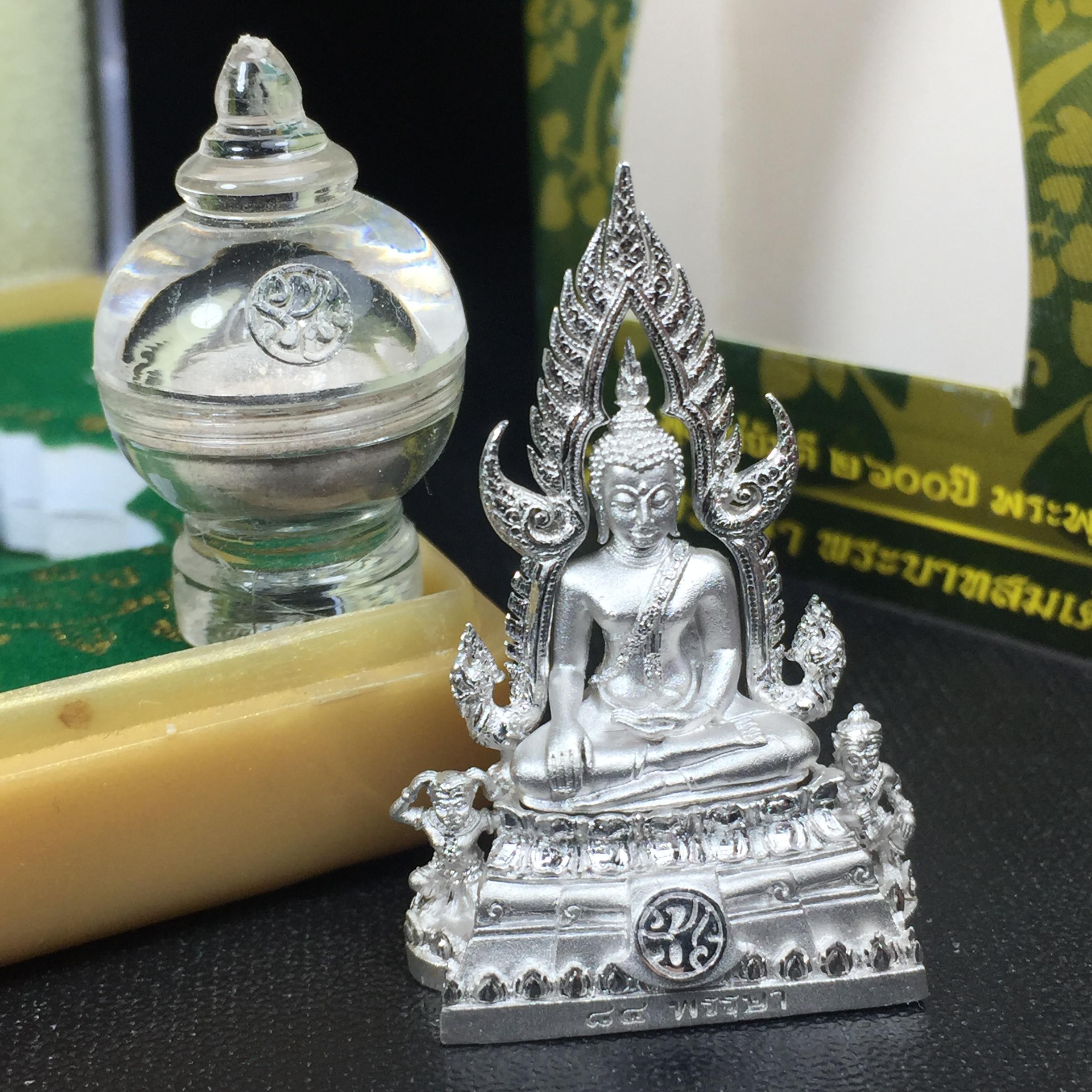 พระพุทธชินราช(จำลอง) ภปร. 84 พรรษา เนื้อเงินชุบทองคำขาว พิมพ์กลางขนาดหน้าตัก 1/2 นิ้ว(1ใน5000องค์) )(พระราชทานมวลสาร จิตรลดาและเส้นพระเจ้า(เส้นผม)รัชกาลที่9)