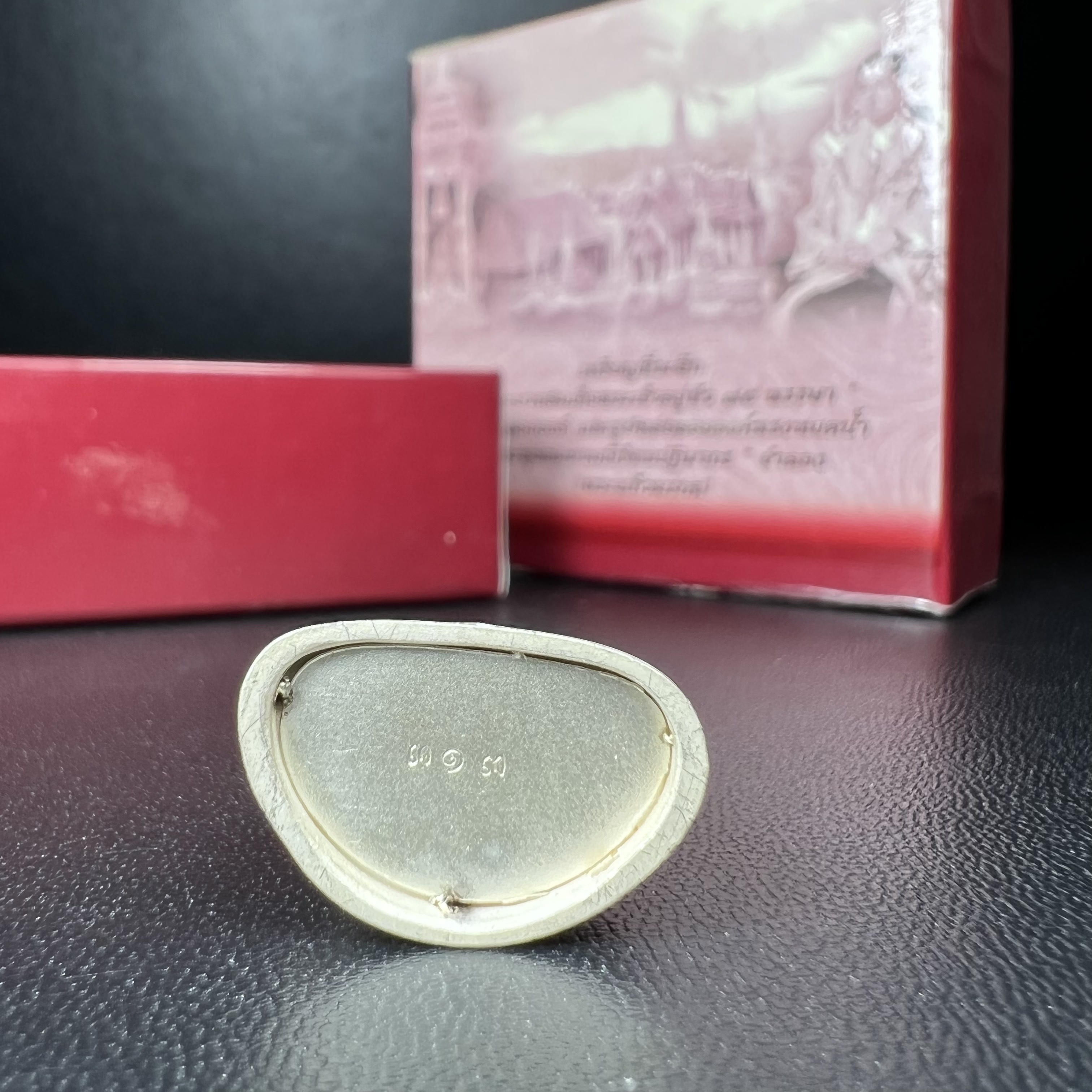 พระแก้วมรกต ภปร.(รุ่นแรก) ปี2545 รุ่นฉลองกรุงรัตนโกสินทร์ครบ 220 ปี พิมพ์ลอยองค์ใหญ่ เนื้อเงินบริสุทธิ์ 92.5% ขนาด 19*35 มม. พร้อมกล่องบรรจุดิม สวยครบสมบูรณ์