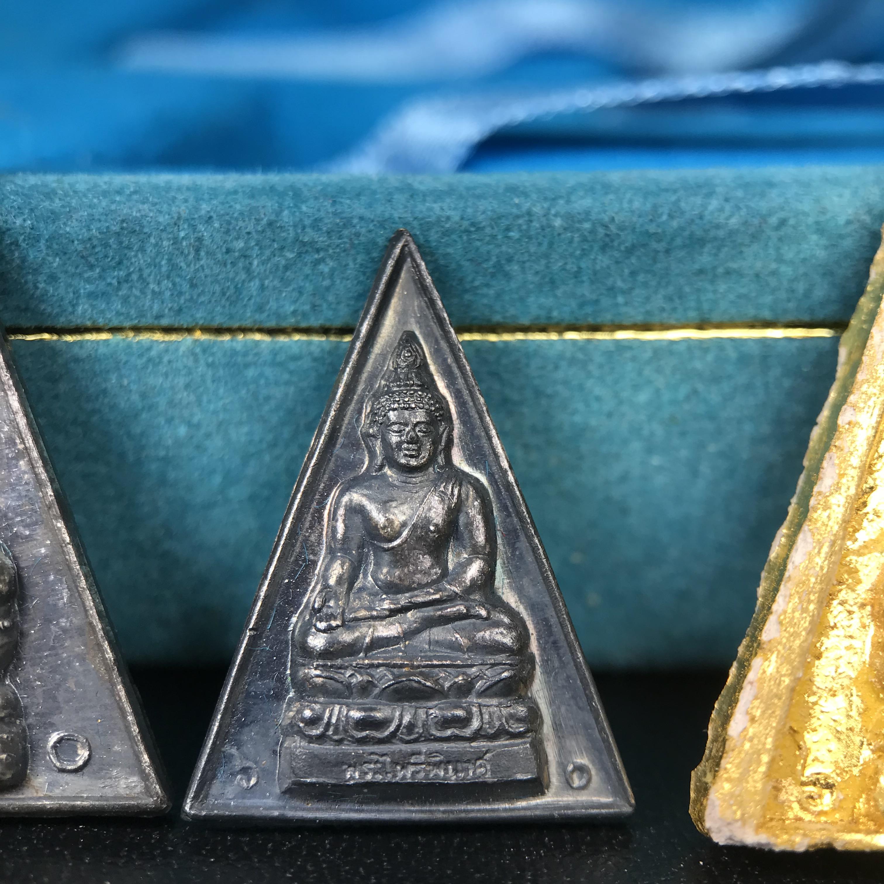 พระไพรีพินาศ สก. ปี 2535พิธีมหาพุทธาภิเษก ณ วัดบวรนิเวศวิหาร เฉลิมพระเกียรติ สมเด็จพระนางเจ้าสิริกิติ์ พระบรมราชินีนาถ พระบรมราชชนนีพันปีหลวง 5 รอบ 60 พรรษา12 สิงหาคม 2535 ชุดพิเศษ 5 รายการ ครบชุดพร้อมกล่องบรรจุเดิม