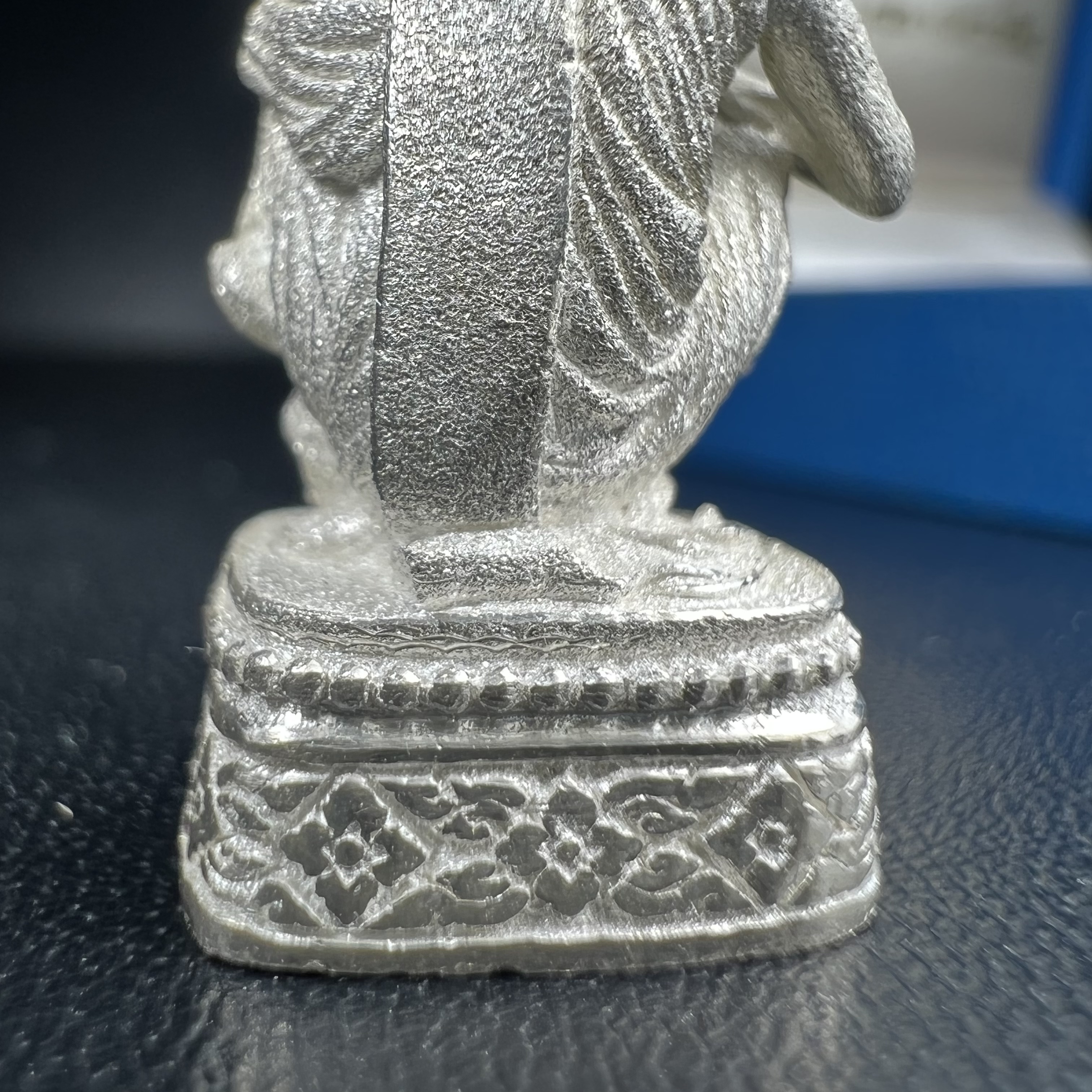 รูปหล่อหลวงพ่อคูณ รุ่นลาภ ยศ ทวีคูณ ปี2538 เนื้อเงินพ่นทรายประกายเพชร พร้อมกล่องบรรจุเดิมครบ(สภาพสวยเดิม นิยม)