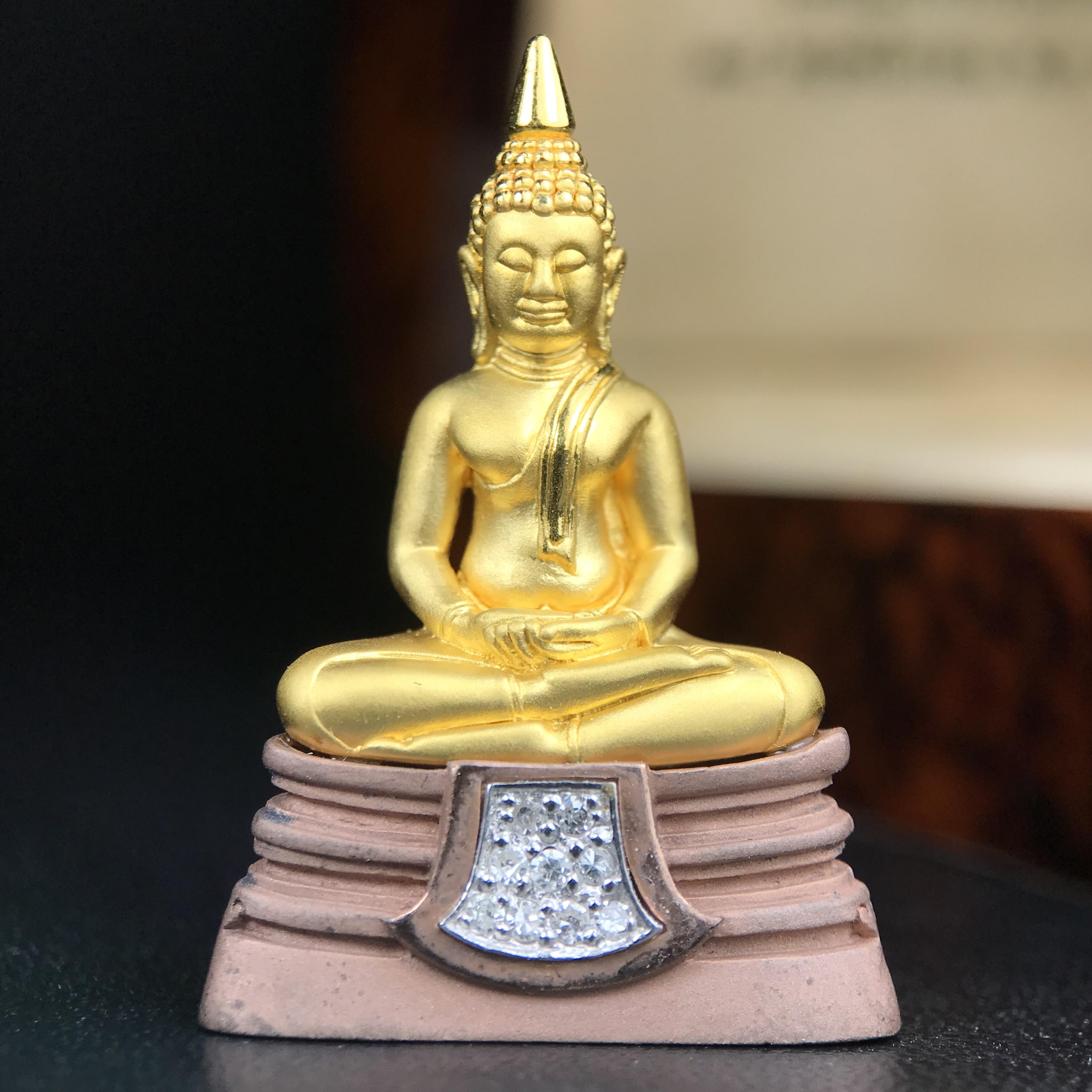 พระพุทธโสธร รุ่นสร้างอุโบสถหลังใหม่ พิธีพุทธาภิเษก ณ อุโบสถวัดโสธรวรารามวรวิหาร 18 พฤศจิกายน พ.ศ.2542 เนื้อสามกษัตริย์ องค์พระทองคำแท้ ฐานนาก ผ้าทิพย์ประดับเพชรแท้ หนักรวม 6.82g ขนาด 2.5x3.5 ซม.(องค์หมายเลข ๒๔๘)(พุธศิลป์สุดงดงาม อีกหนึ่งรุ่นยอดนิยม)หายาก