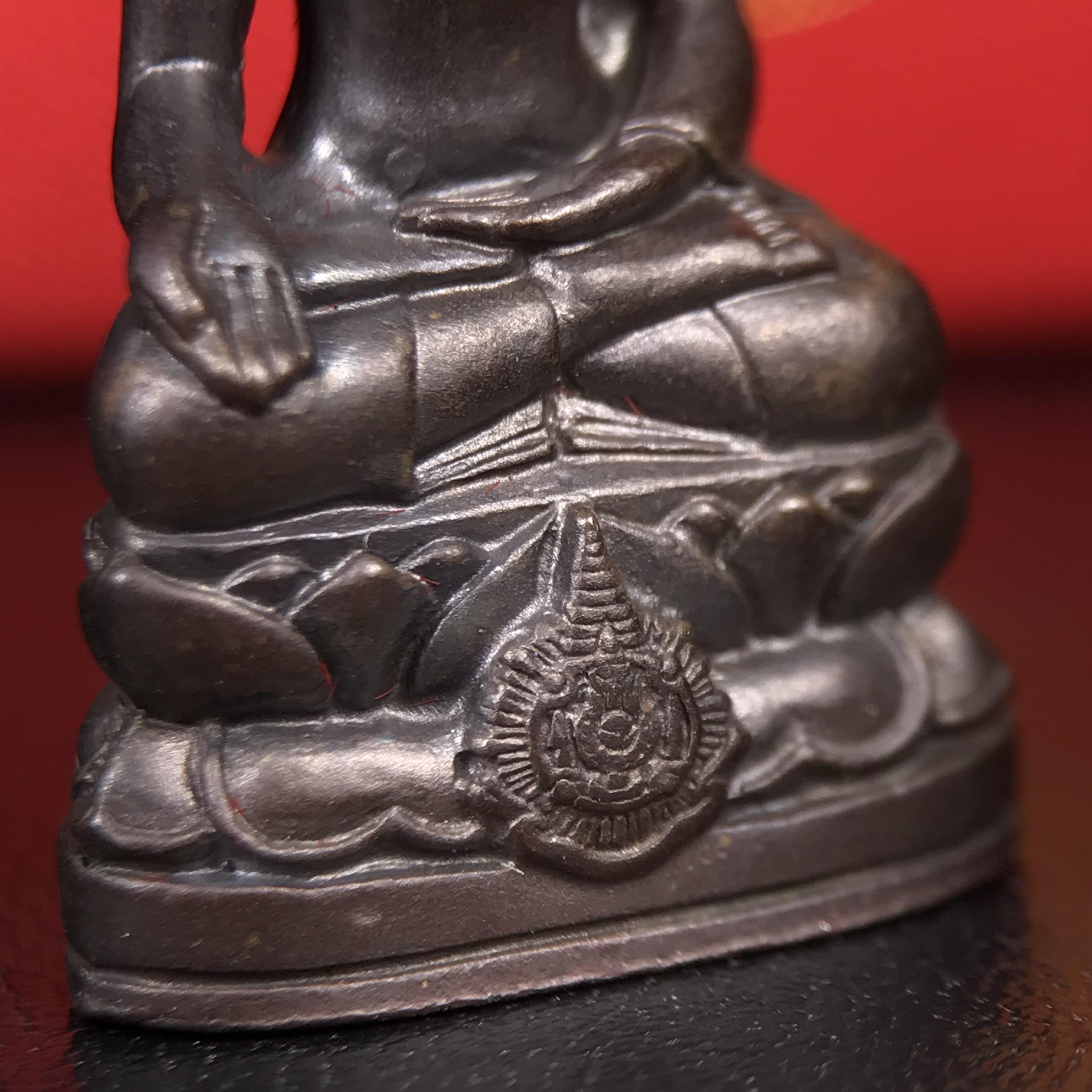 พระกริ่งไพรีพินาศ บรรจุเหล็กไหล ครั้งแรกและครั้งเดียวในประวัติศาสตร์ เฉลิมพระเกียรติ พระบาทสมเด็จพระเจ้าอยู่หัวรัชกาลที่9 พระชนมพรรษา 6 รอบ ปี2542 เนื้อนวโลหะผสมทองคำ(บรรจุเหล็กไหล)ดีนอก-ดีใน พิธีใหญ่ มวลสารเด่น (หายาก)