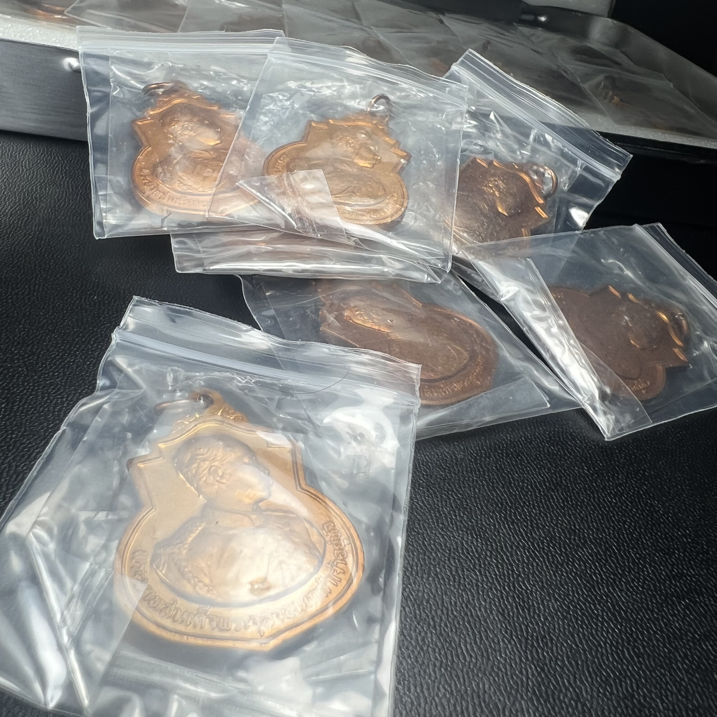 เหรียญที่ระลึกรัชกาลที่ 5 รุ่น ครบ 108 ปี โรงเรียนนายร้อยพระจุลจอมเกล้า ปี 2538 เหรียญเสมาเนื้อทองแดง (คัดสภาพสวยซีนซองเดิม ผิวเดิมสวยมาก) ผลิตโดย กองกษาปณ์ กรมธนารักษ์ สมเด็จพระญาณสังวร สมเด็จพระสังฆราช วัดบวรนิเวศวิหาร ทรงเป็นประธาน(นิยม พิธีใหญ่)