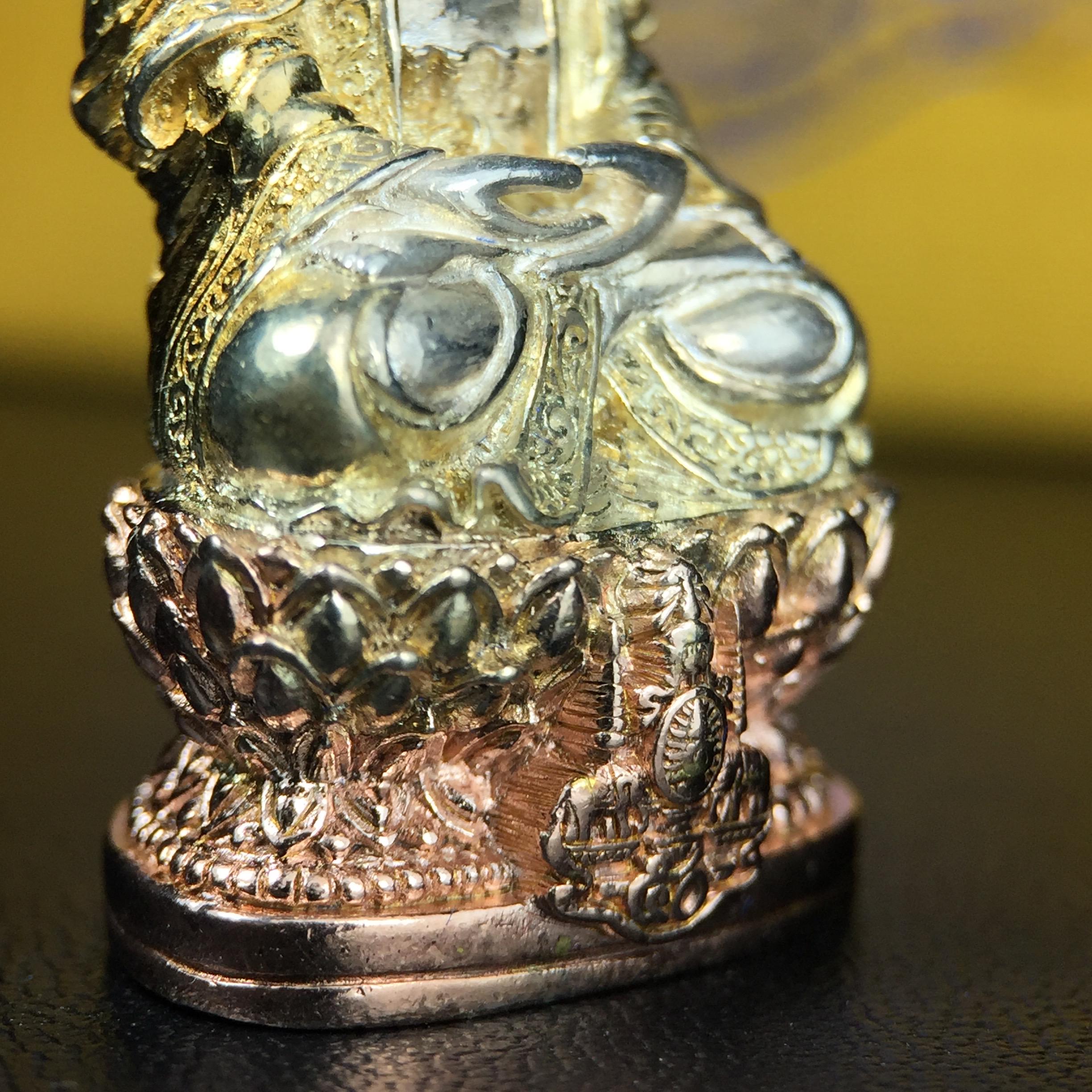 พระกริ่งจีน "ต้าเยิ่นถะ" รุ่น กาญจนาภิเษก ครองราชย์ 50 ปี วัดบวรนิเวศวิหาร ปี2538 เนื้อเงินสามกษัตริย์ สูง 3.8 ซม. (คัดสภาพสวยเดิม พิธีใหญ่ พุทธศิลป์งดงาม)