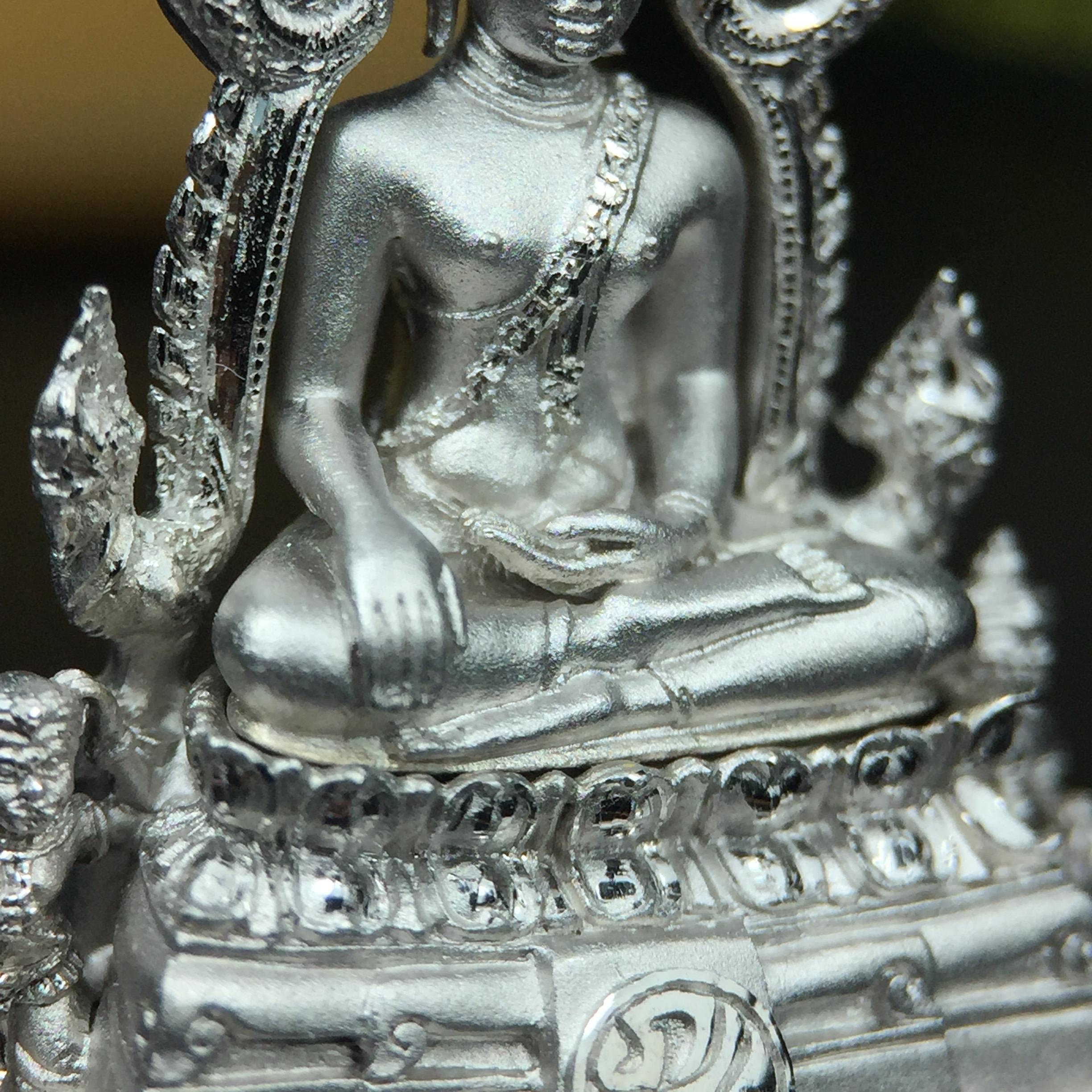 พระพุทธชินราช(จำลอง) ภปร. 84 พรรษา ปี 2554 เนื้อเงินชุบทองคำขาว พิมพ์กลางขนาดหน้าตัก 1/2 นิ้ว(พระราชทานมวลสาร จิตรลดาและเส้นพระเจ้า(เส้นผม)รัชกาลที่9)พุทธศิลป์ทรงคุณค่าอีกหนึ่งรุ่นยอดนิยม(องค์หมายเลขสวย เลขคู่ 1155)