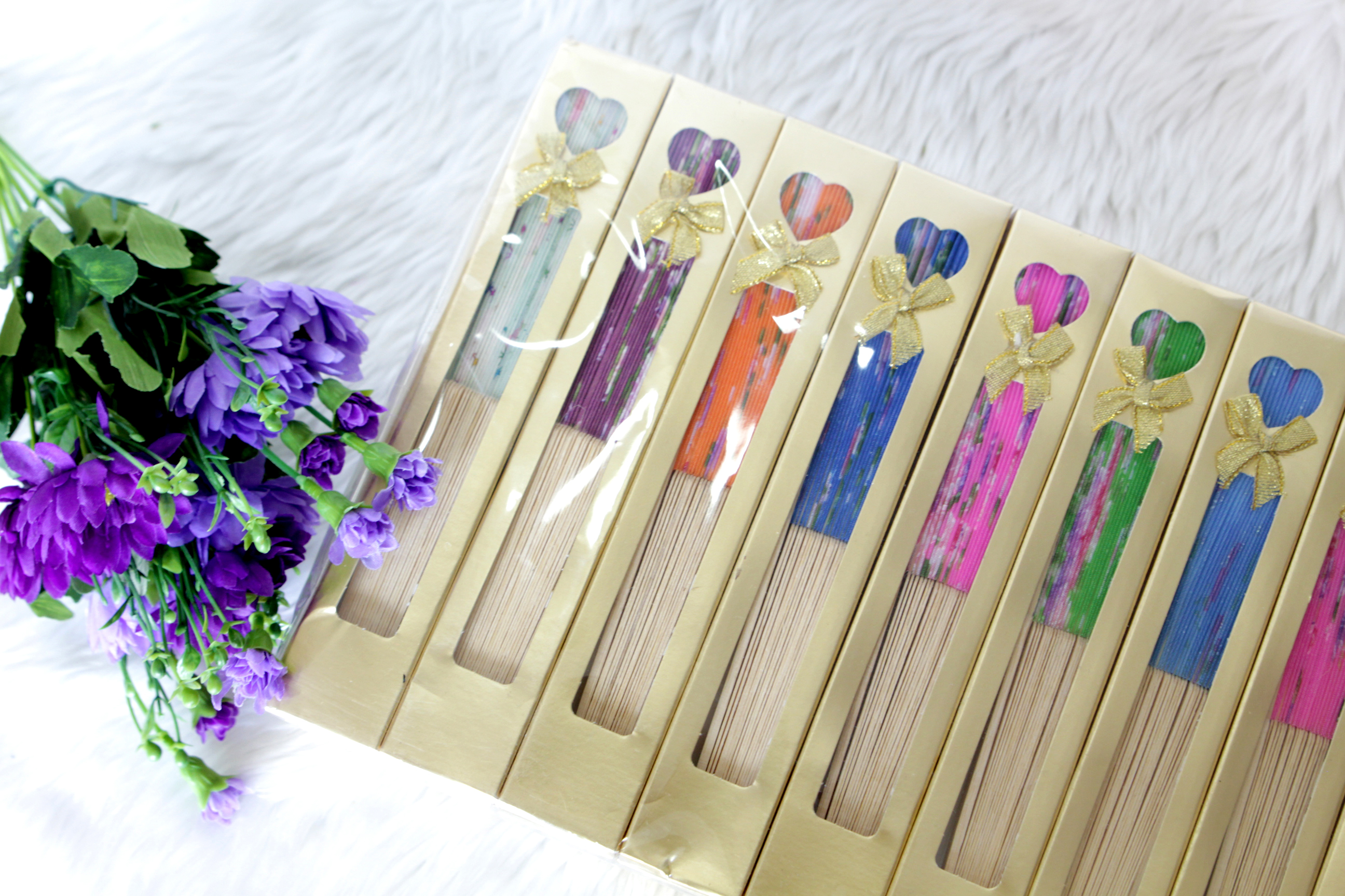 ของชำร่วยงานศพ พัดไม้ผ้าสวย ในกล่องทอง