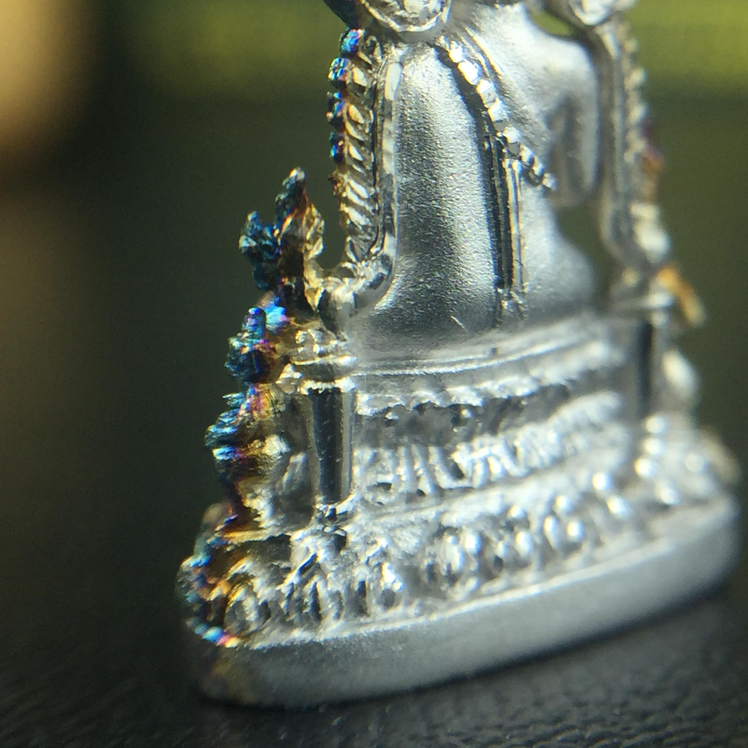 พระพุทธชินราช(จำลอง) ภปร. 84 พรรษา เนื้อเงินชุบทองคำขาว พิมพ์เล็กขนาดหน้าตัก 1/4 นิ้ว (สภาพผิวเดิมสวย ขึ้นสีรุ้งธรรมชาติ แบบนิยม)(พระราชทานมวลสาร จิตรลดาและเส้นพระเจ้า(เส้นผม))