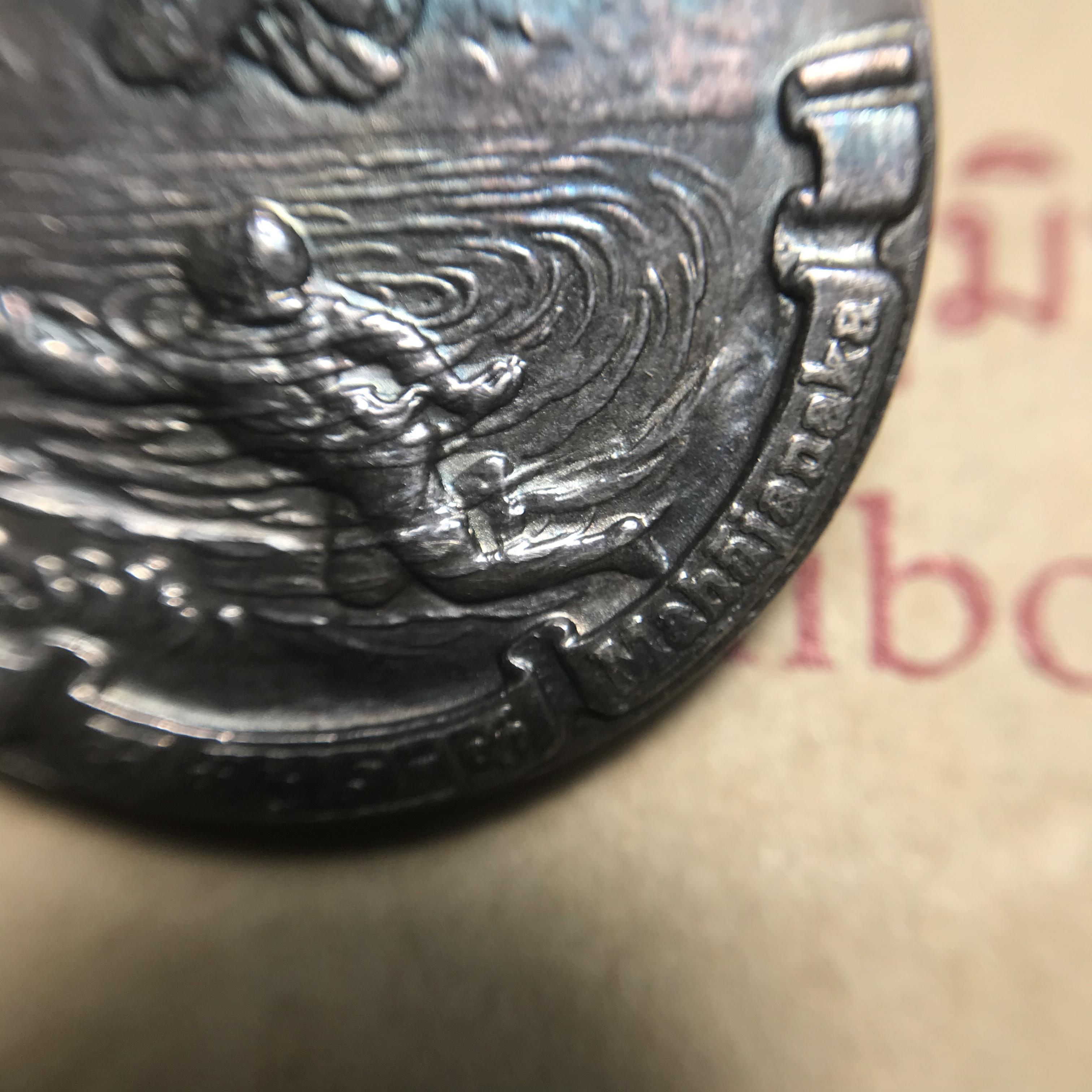 เหรียญพระมหาชนก ปี2539(รุ่นแรก) เนื้อเงิน พิมพ์ใหญ่บล็อกนิยม(ปอ ขาด) ผิวเดิมสีรุ้งธรรมชาติแบบนิยม พร้อมหนังสือสภาพสวยครบชุด(ในหลวงเสด็จเป็นประธานในพิธี)