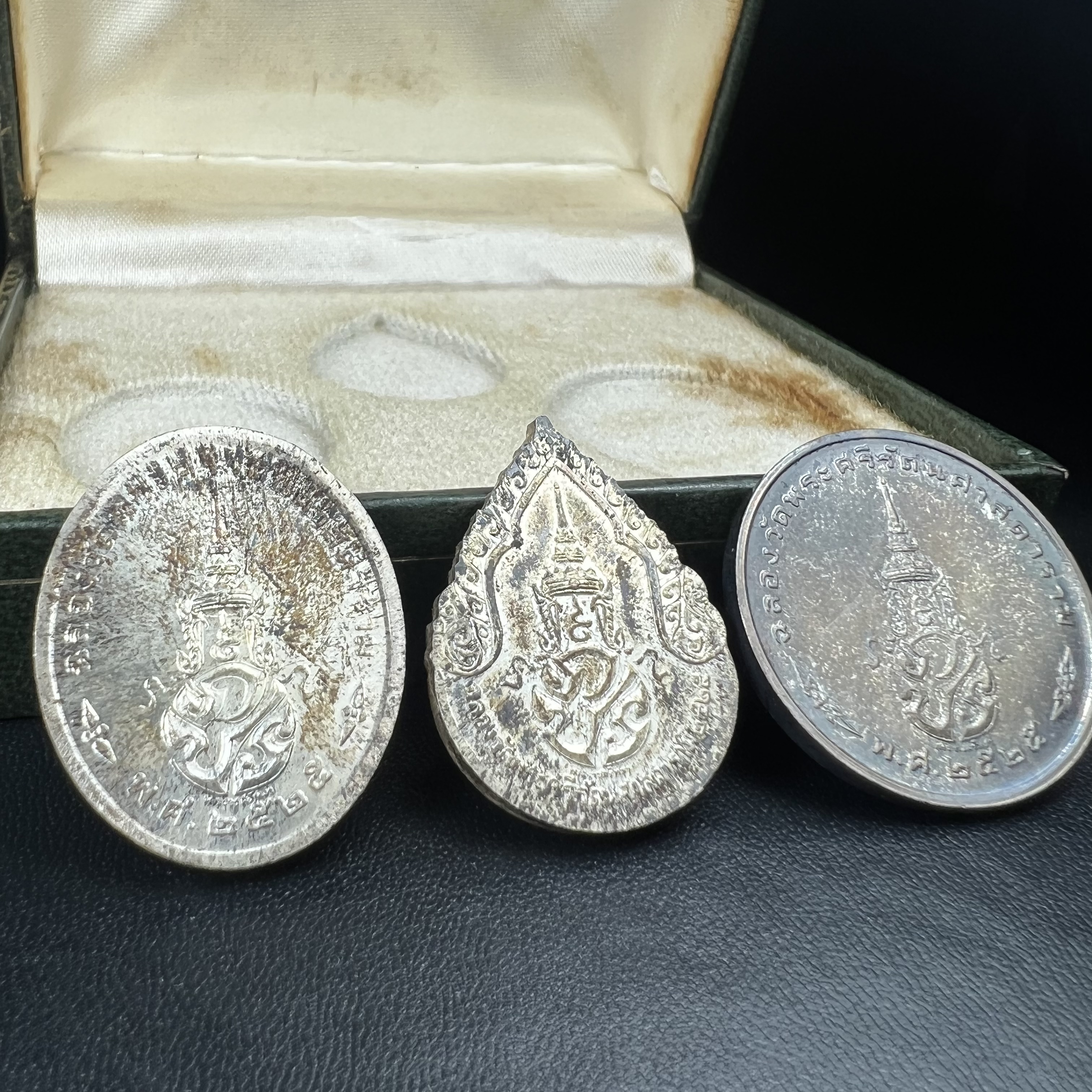 เหรียญพระแก้วมรกตหลัง ภปร. ฉลองกรุงรัตนโกสินทร์ครบ 200 ปี พ.ศ.2525 เนื้อเงิน(ผิวเดิม สวย)กล่องบรรจุเดิมครบ3พิมพ์(บล็อกพระราชศรัธา)(ในหลวงรัชกาลที่9 เสด็จในพิธี)ชอบเก็บแบบผิวเดิมๆชุดนี้เลยแนะนำ ผิวเดิมสวยมาก เสน่ห์พระเนื้อเงิน