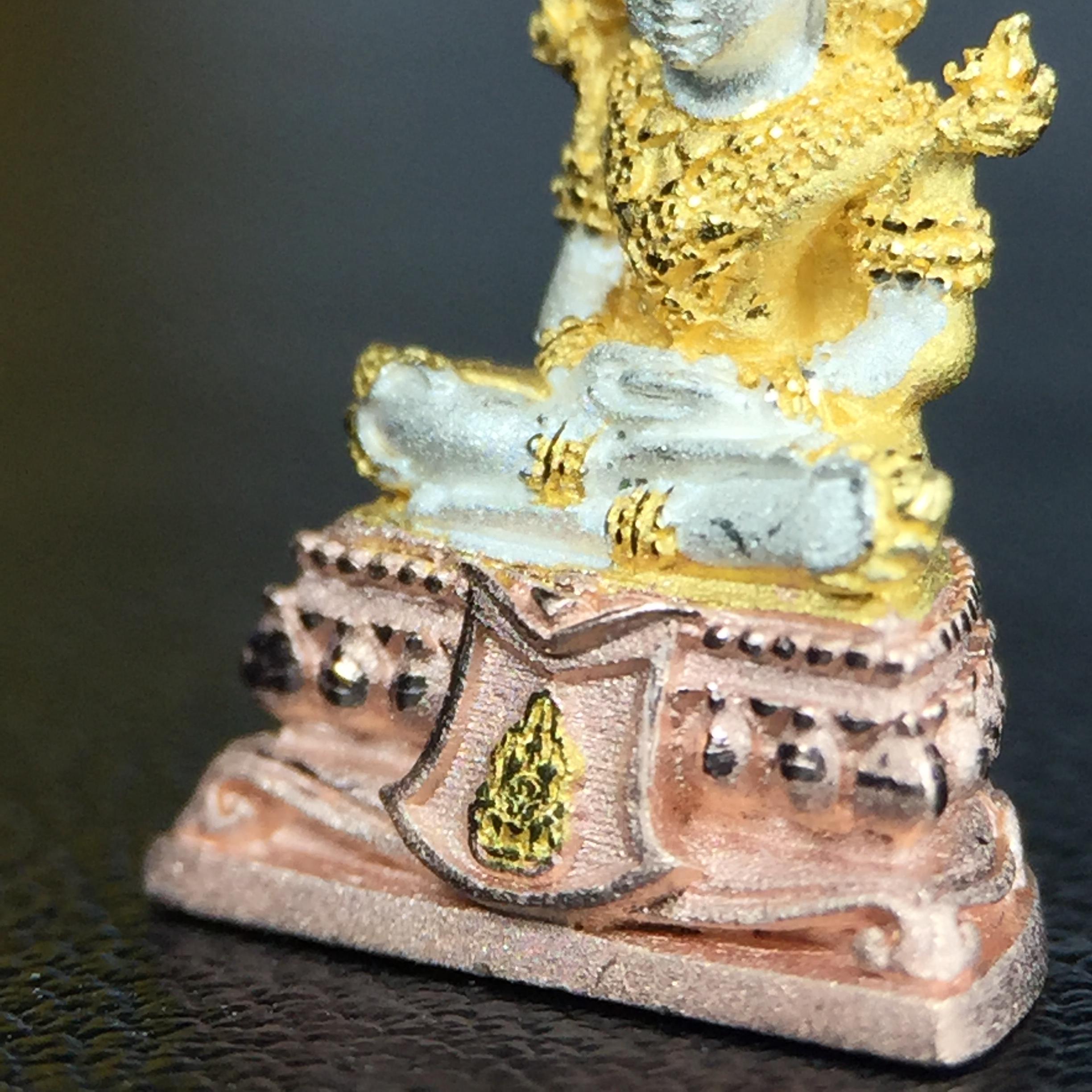 พระแก้วมรกต(จำลอง)ลอยองค์ ขนาดหน้าตัก 1/4 นิ้ว ทรงเครื่องฤดูร้อน เนื้อเงินสามกษัตริย์ ตราสัญลักษณ์ฉลองสิริราชสมบัติครบ 60 ปี พ.ศ.2549(สภาพสวย ครบ สมบูรณ์)