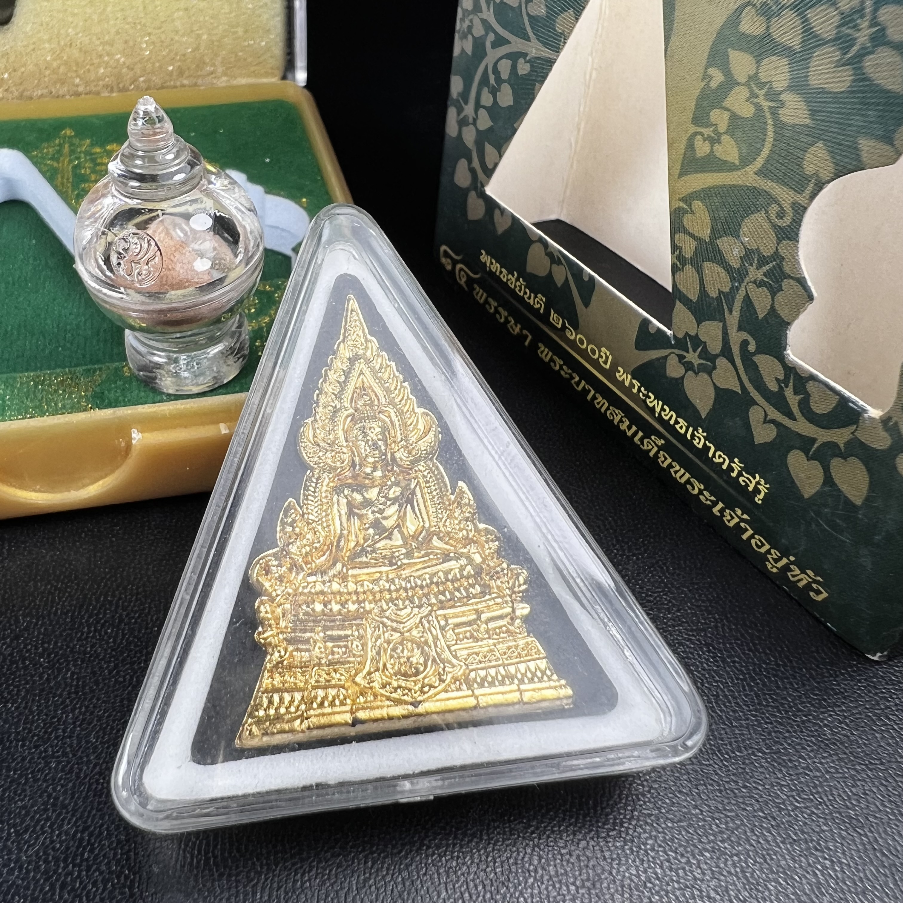 พระพุทธชินราช ภปร. 84พรรษา เนื้อผงปิดทองด้านหน้า หลัง ภ.ป.ร. เนื้อทองคำ(2.6 กรัม) (พระราชทานมวลสาร จิตรลดาและเส้นพระเจ้า(เส้นผม)ในหลวงรัชกาลที่9)พุทธศิลป์ทรงคุณค่าอีกหนึ่งรุ่นยอดนิยม(องค์หมายเลข ๑๑๐๙)1 ใน 3000 องค์ หายาก