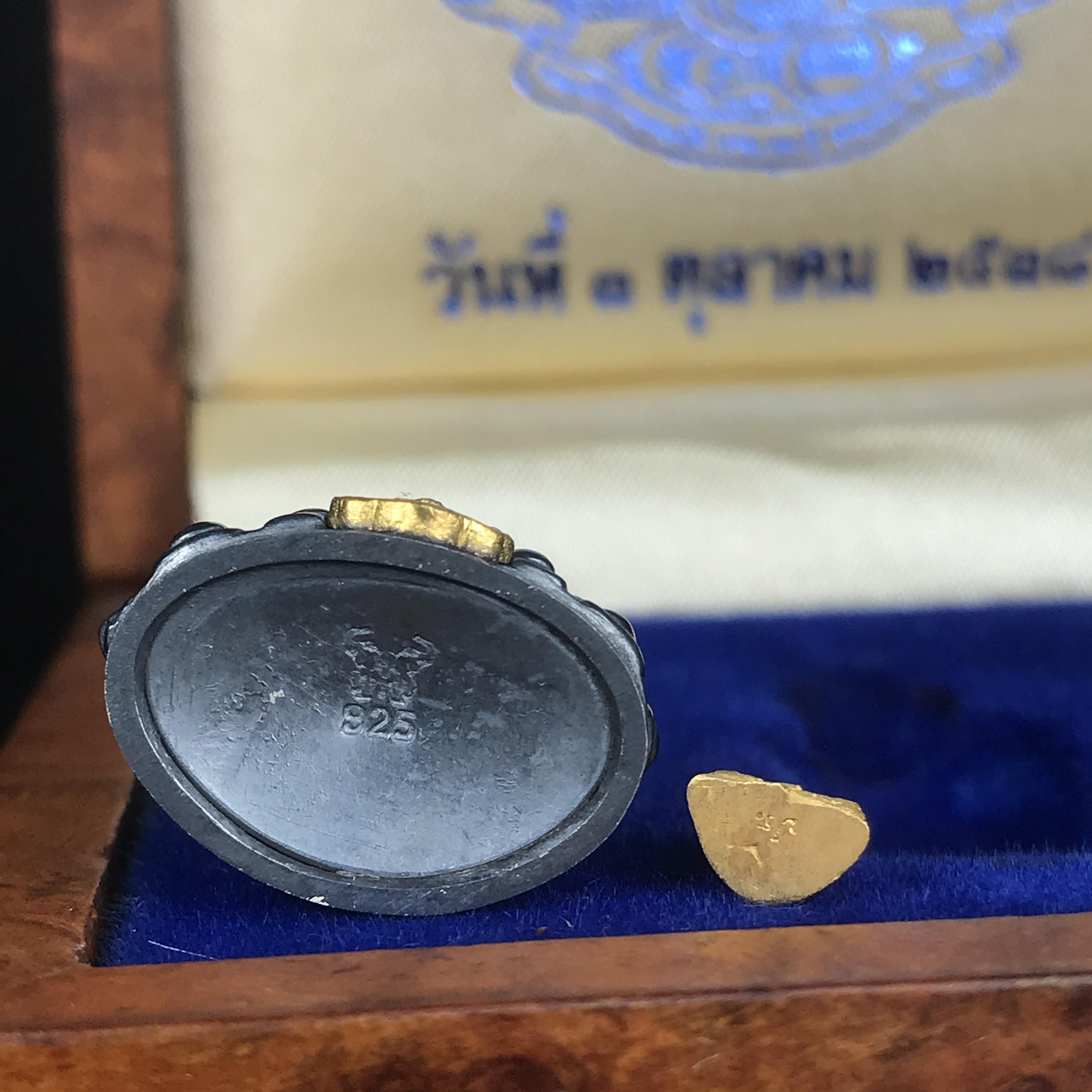 พระกริ่งสมเด็จญาณ วัดบวรนิเวศวิหาร เนื้อเงินบริสุทธิ์ 92.5% ตรากาญจนาภิเษกทองคำ+พระชัยวัฒน์ไพรีพินาศ เนื้อทองคำ พระราชทานแจกเมื่อ 3 ตุลาคม 2538 มาพร้อม กล่องลายไม้สุดหรู(ครบชุด หายาก)