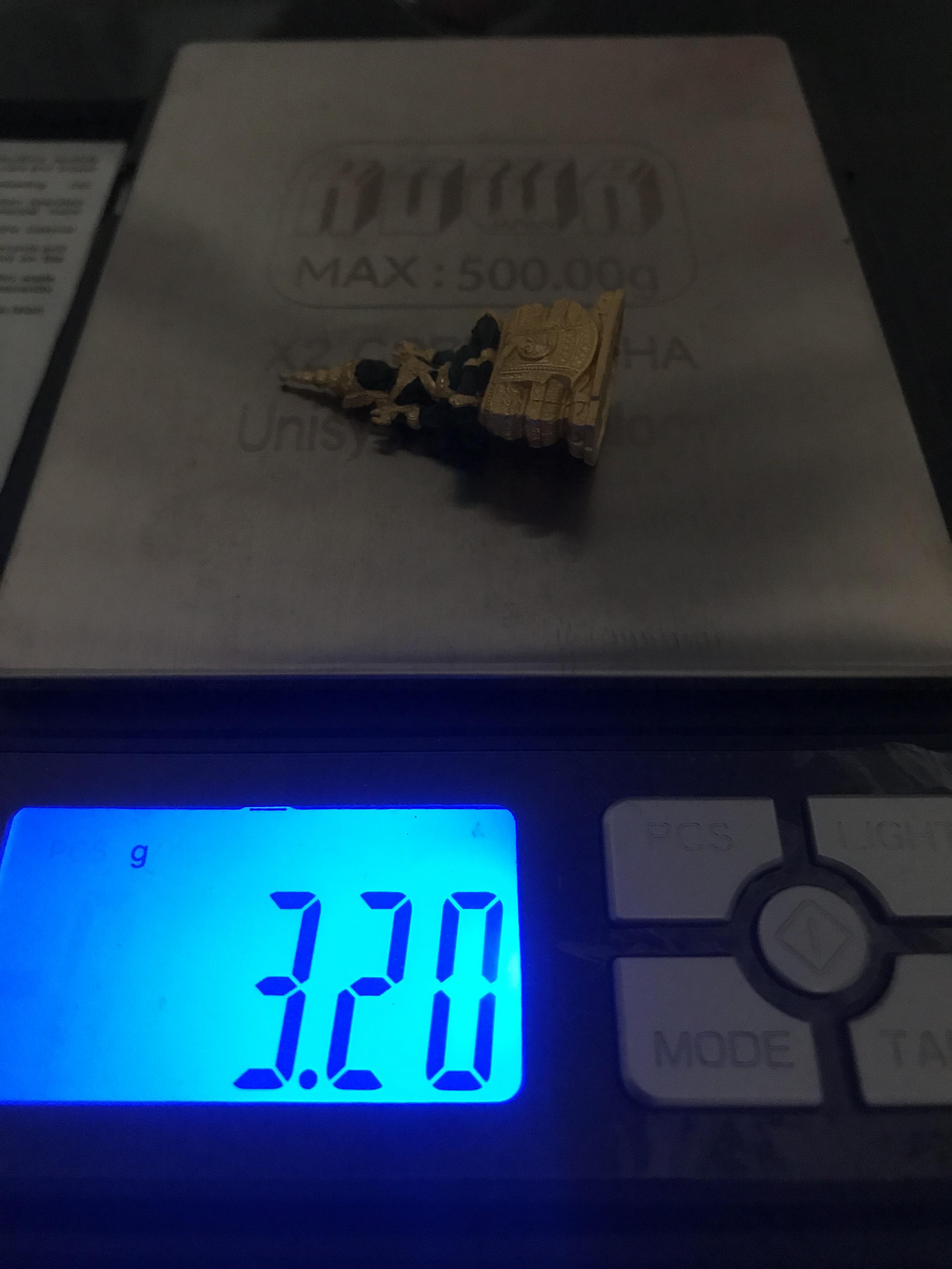 พระแก้วมรกต ภปร. ปี2547 จัดสร้างโดย รพ.ภูมิพลฯ เนื้อเรซิ่นหุ้มทองคำพิมพ์ลอยองค์ หน้าตัก 1/2 นิ้ว เลี่ยมกรอบทองคำแท้พร้อมใช้